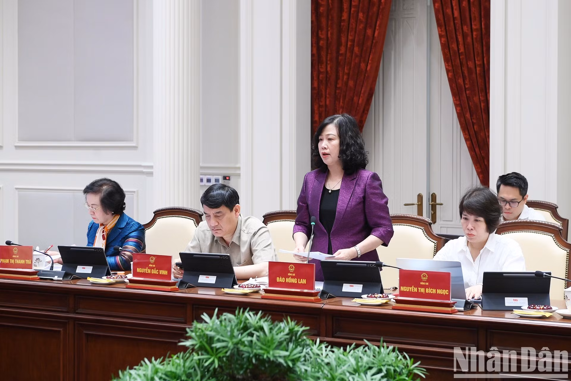 La ministre de la Santé, Dao Hong Lan (debout), au nom du Comité du Parti du gouvernement, présente un rapport lors de la réunion Photo : NDEL