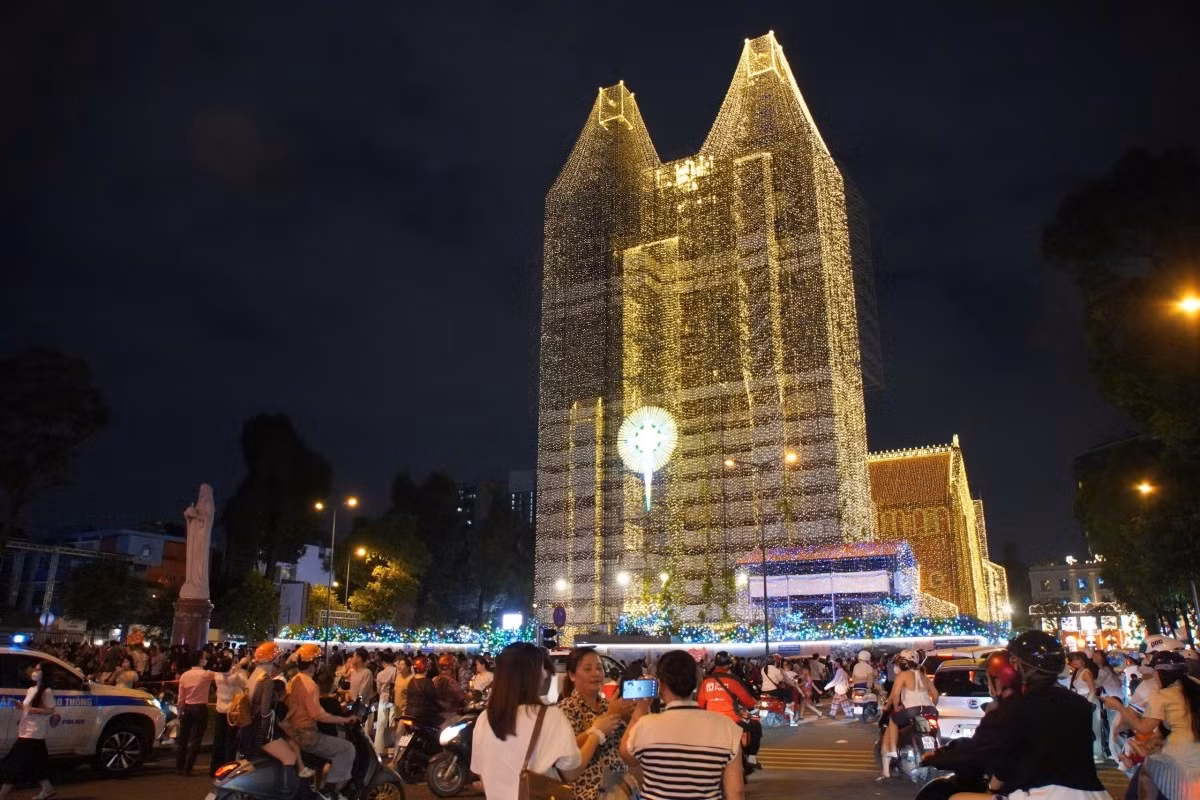 Dès les premiers jours de décembre, la cathédrale Notre-Dame, située dans le quartier de Saïgon, se pare de lumières LED éclatantes, attirant un grand nombre d'habitants et de touristes venus prendre des photos et s'imprégner de l'ambiance de Noël précoce au cœur de Hô Chi Minh-Ville. Photo : VOV