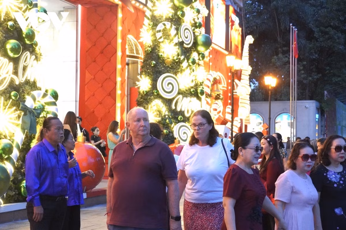 Toute la ville se pare de décorations éclatantes, attirant un grand nombre d'habitants et de touristes venus immortaliser ces instants festifs. Photo : VOV