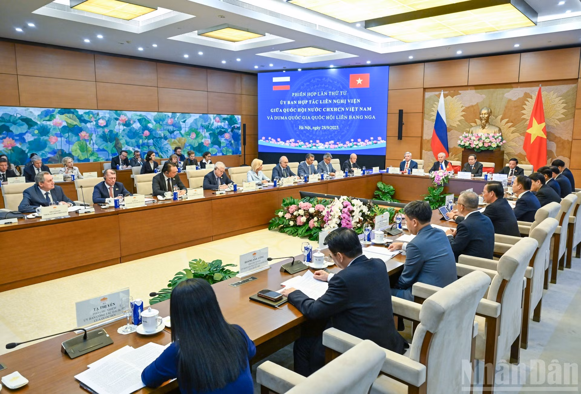 La réunion se conclut par l’adoption d’un communiqué conjoint définissant des orientations de la coopération interparlementaire Vietnam – Russie dans la période à venir. Photo : Duy Linh/NDEL