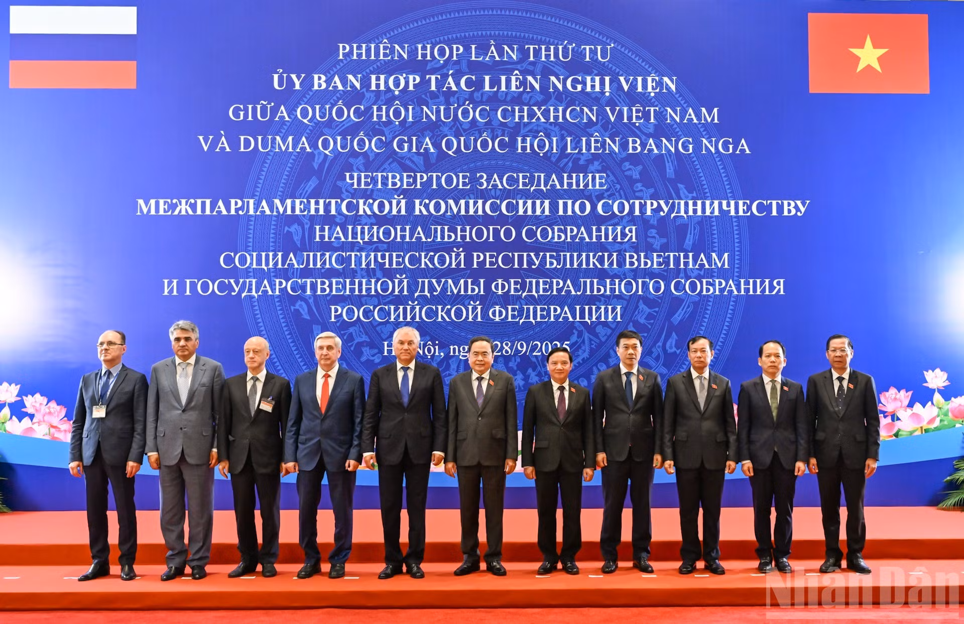 Le président de l’AN du Vietnam, Tran Thanh Man, le président de la Douma d’État de Russie, Viatcheslav Volodine, et des délégués lors de la 4ᵉ réunion du Comité de coopération interparlementaire entre l’AN vietnamienne et la Douma d’État russe. Photo : Duy Linh/NDEL