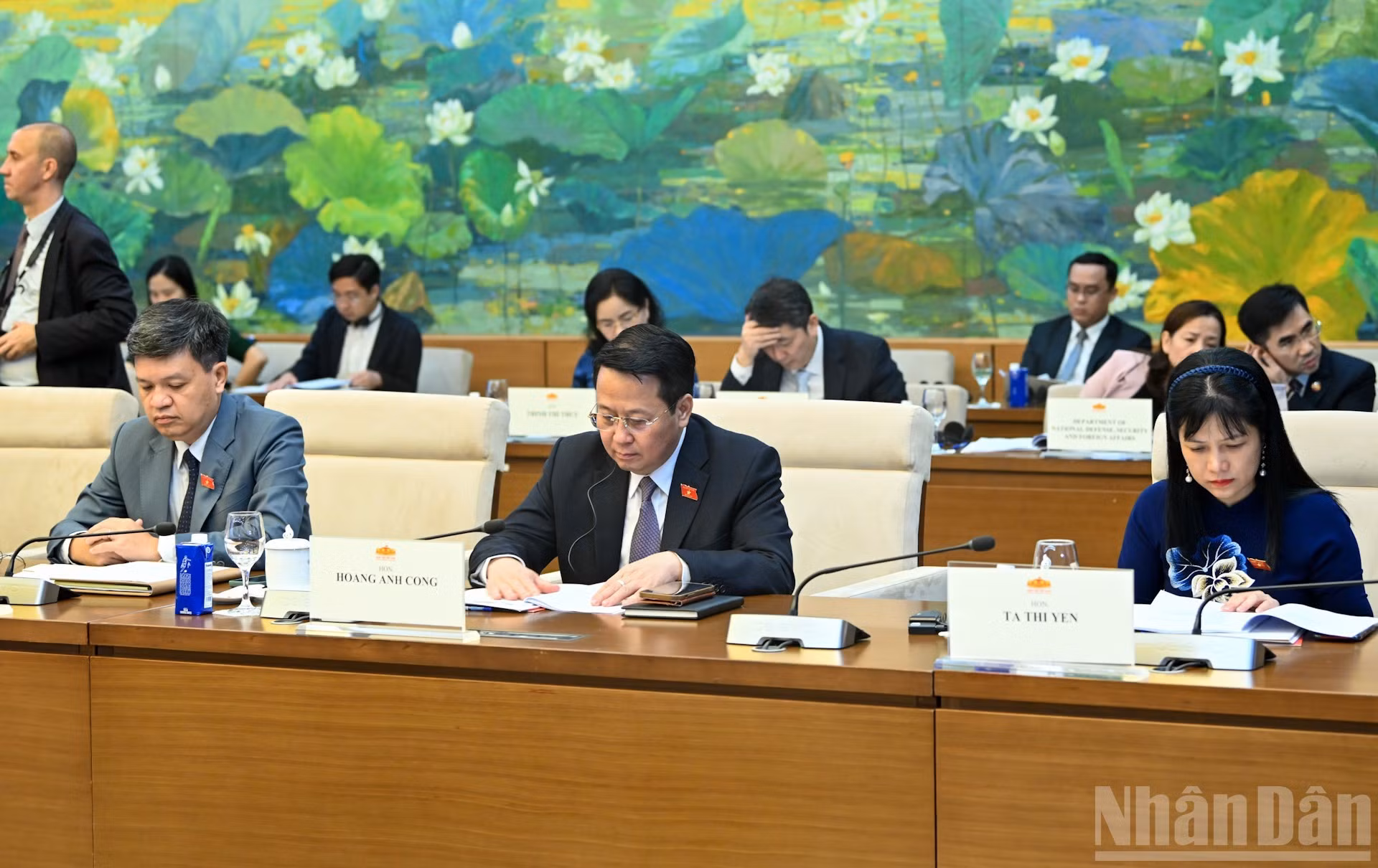 Les débats francs et constructifs entre les deux parties permettent d’identifier de nouvelles orientations pour renforcer la coopération vietnamo-russe en matière parlementaire. Photo : Duy Linh/NDEL