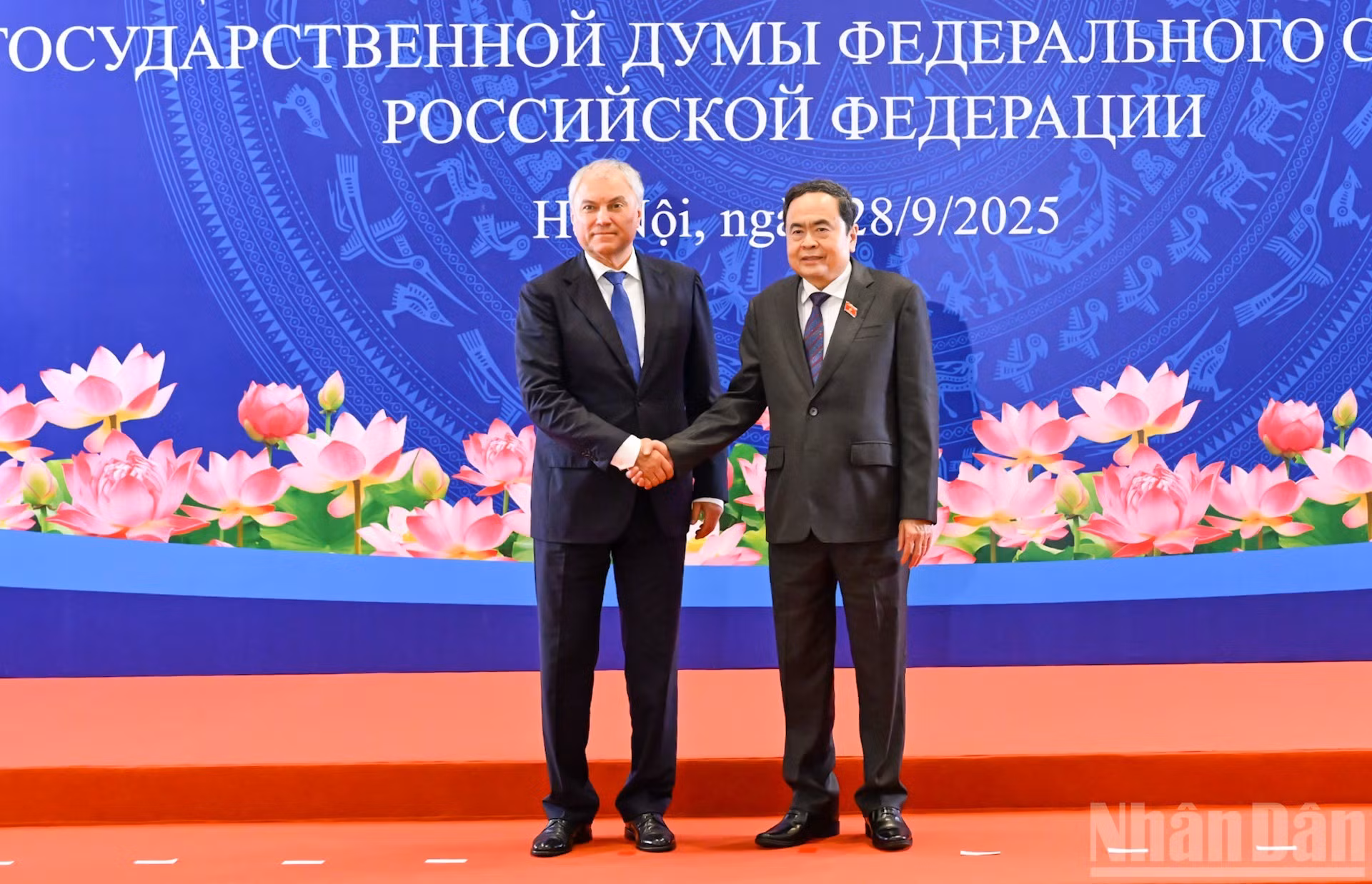 Le président de l’Assemblée nationale (AN) du Vietnam, Tran Thanh Man (à droite), et le président de la Douma d’État de Russie, Viatcheslav Volodine. Photo : Duy Linh/NDEL