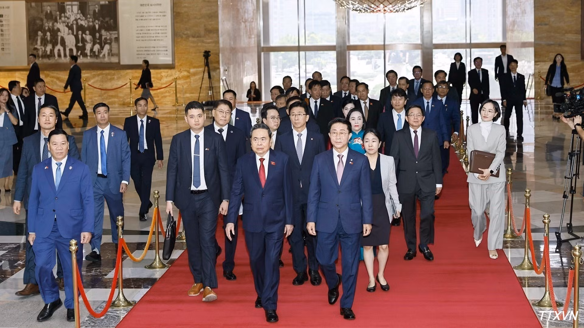 La cérémonie d'accueil officielle du président de l'AN vietnamienne Trân Thanh Mân se tient solennellement au siège de l'AN de la République de Corée à Séoul. Photo : VNA