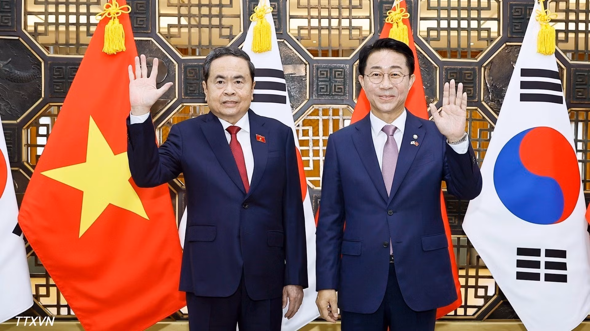 Le président de l’AN vietnamienne Trân Thanh Mân (gauche) et son homologue sud-coréen Cho Jeong Sik, le 7 septembre à Séoul. Photo : VNA