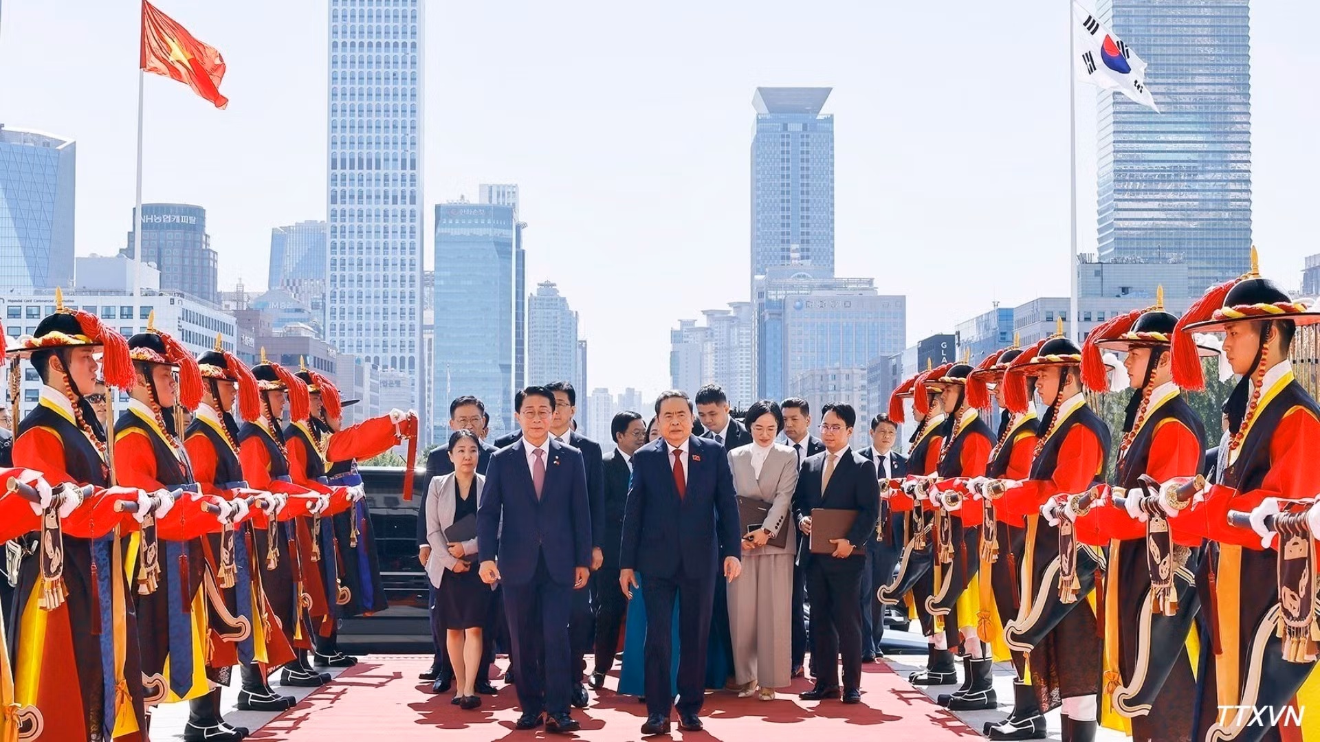 Lors de la cérémonie d'accueil en l'honneur du président de l'AN vietnamienne, Tran Thanh Man, à Séoul. Photo : VNA.
