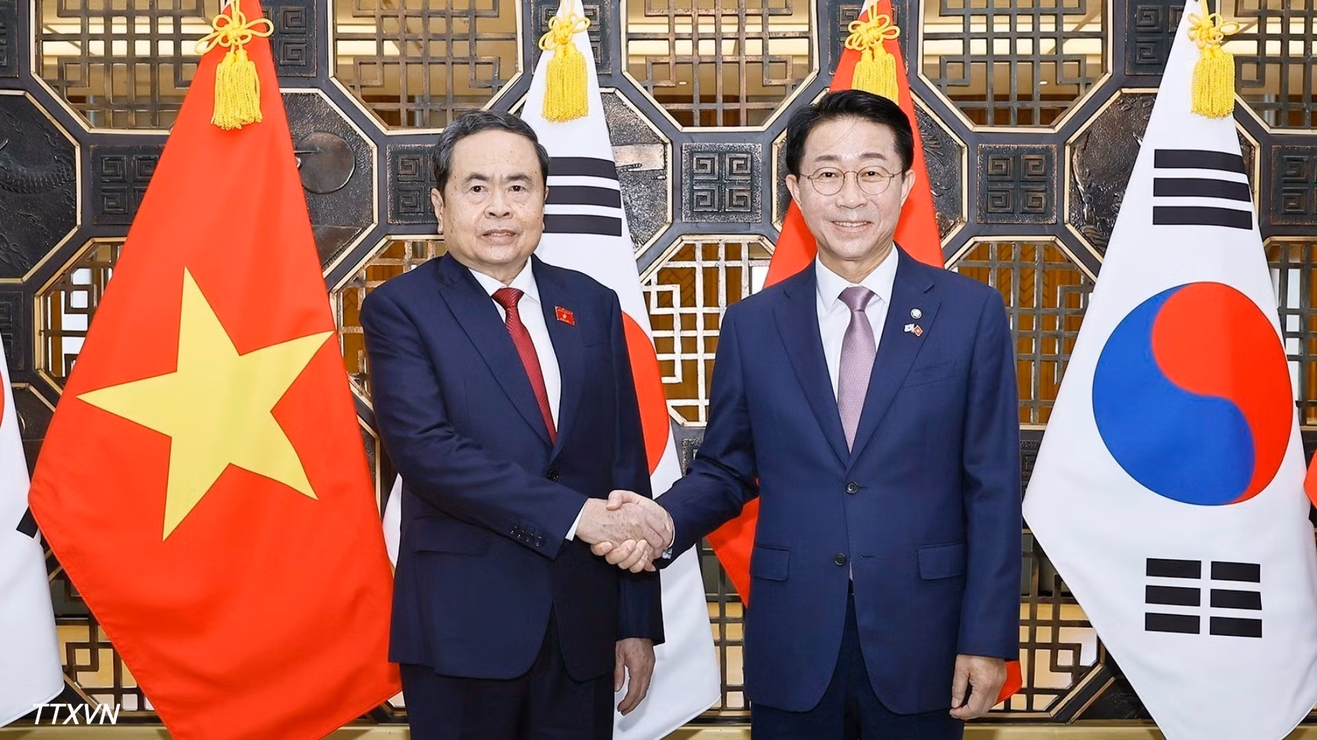Lors de leur entretien, le président de l’AN vietnamienne Trân Thanh Mân et son homologue sud-coréen Cho Jeong Sik ont convenu de renforcer la coopération bilatérale dans plusieurs domaines, notamment l’économie, les sciences, les technologies et les relations parlementaires. Photo : VNA