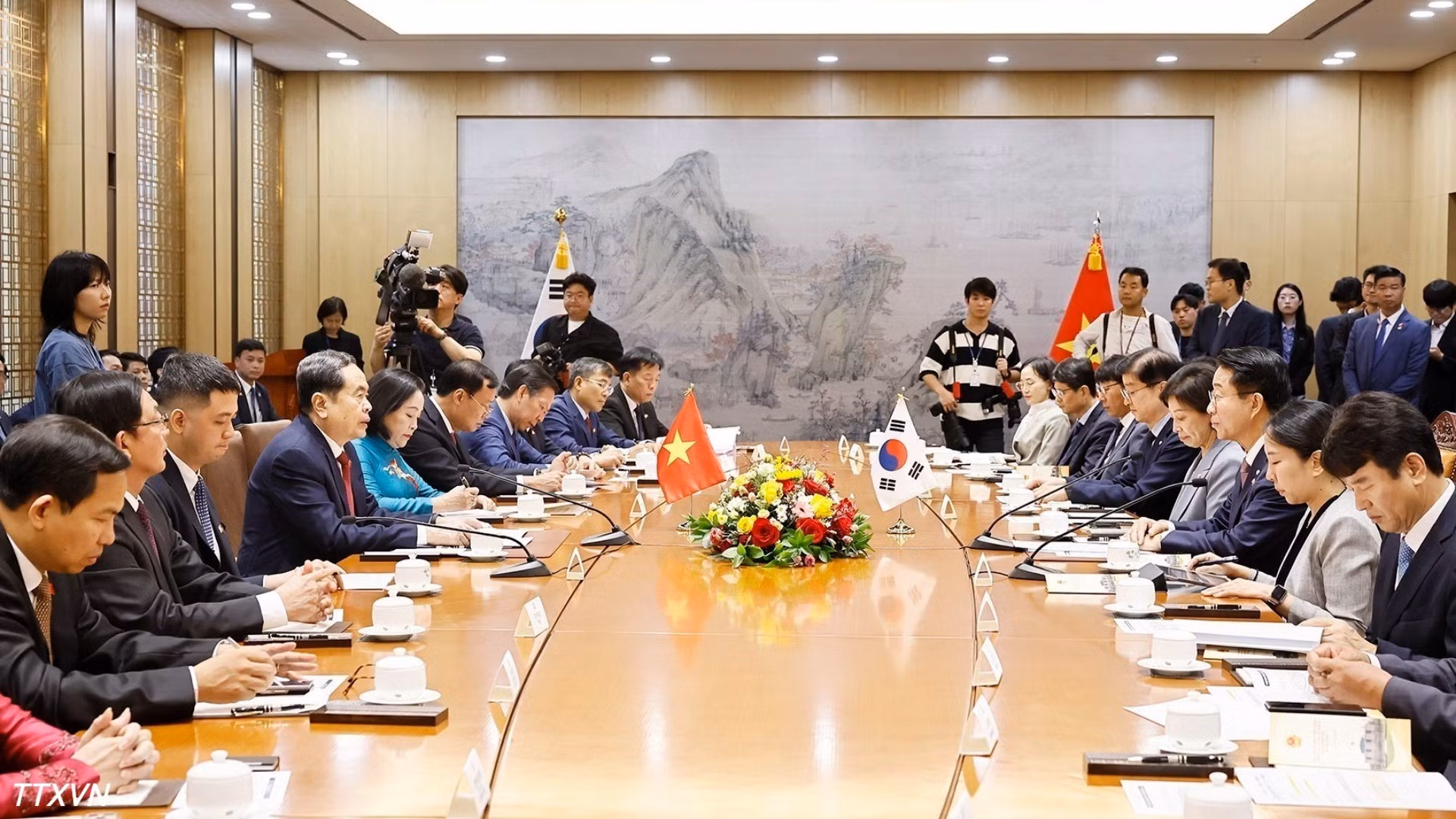 Lors de l'entretien entre le président de l'AN vietnamienne Trân Thanh Mân et son homologue sud-coréen Cho Jeong Sik. Photo : VNA