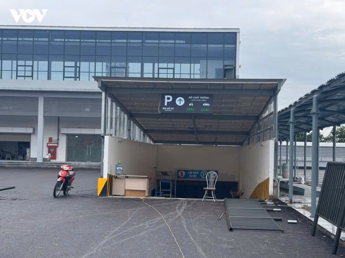 Après avoir débarqué, les passagers emprunteront une allée couverte qui leur est réservée pour rejoindre le hall principal, où ils pourront prendre un bus ou un autre moyen de transport. Les flux de départ et d’arrivée sont ainsi séparés, selon un principe d’organisation similaire à celui des aéroports. Photo : VOV
