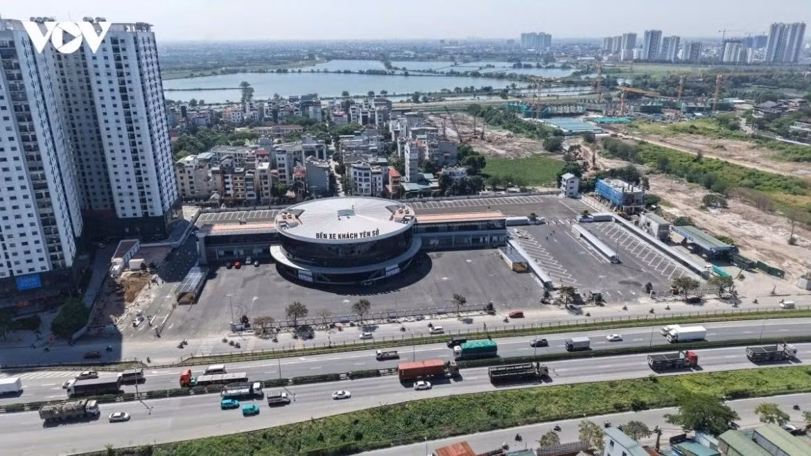 Le bâtiment d’exploitation, haut de trois étages, regroupe les espaces destinés aux passagers et les services de gestion de la gare. Le rez-de-chaussée comprend un hall d’attente, des guichets de billetterie et différents services pratiques. Le deuxième étage est consacré à la restauration et à la vente de repas à emporter. Photo : VOV