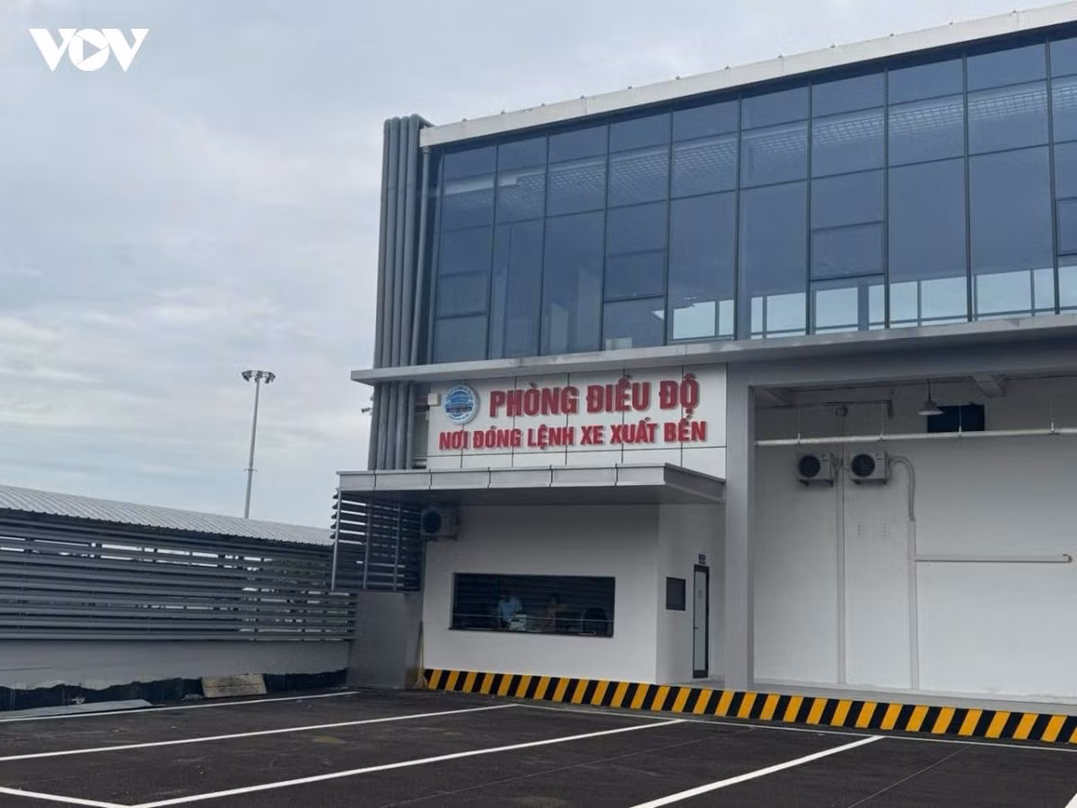 La gare fonctionne de manière entièrement automatisée, grâce à un système de reconnaissance des plaques d’immatriculation permettant d’identifier les cars à leur arrivée et à leur départ des emplacements qui leur sont attribués. Photo : VOV