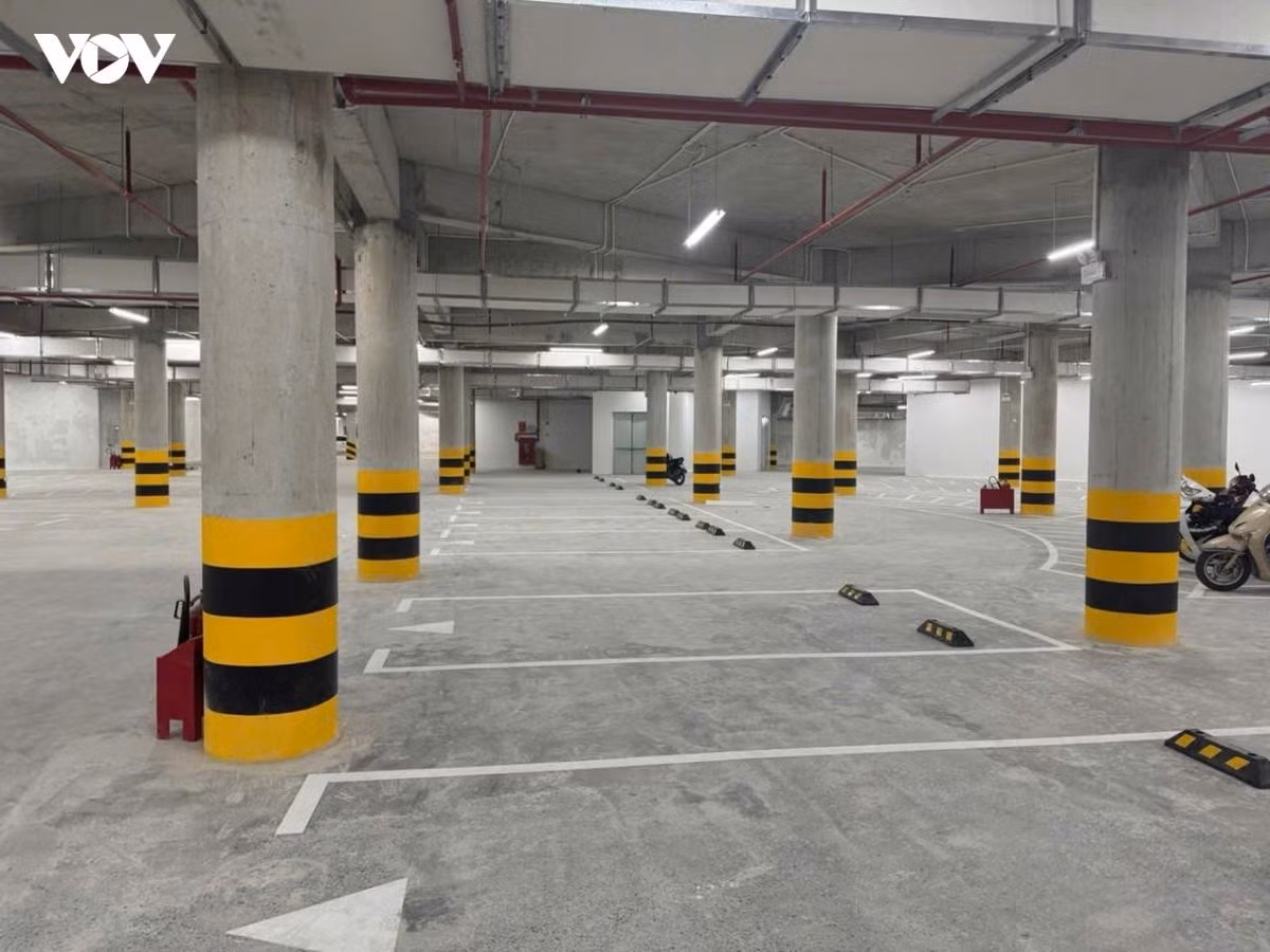 L’un des aménagements les plus remarquables de la gare routière de Yen So est son sous-sol d’environ 6 000 m², destiné au stationnement des véhicules et à une meilleure organisation de la circulation à l’intérieur du complexe. Photo : VOV