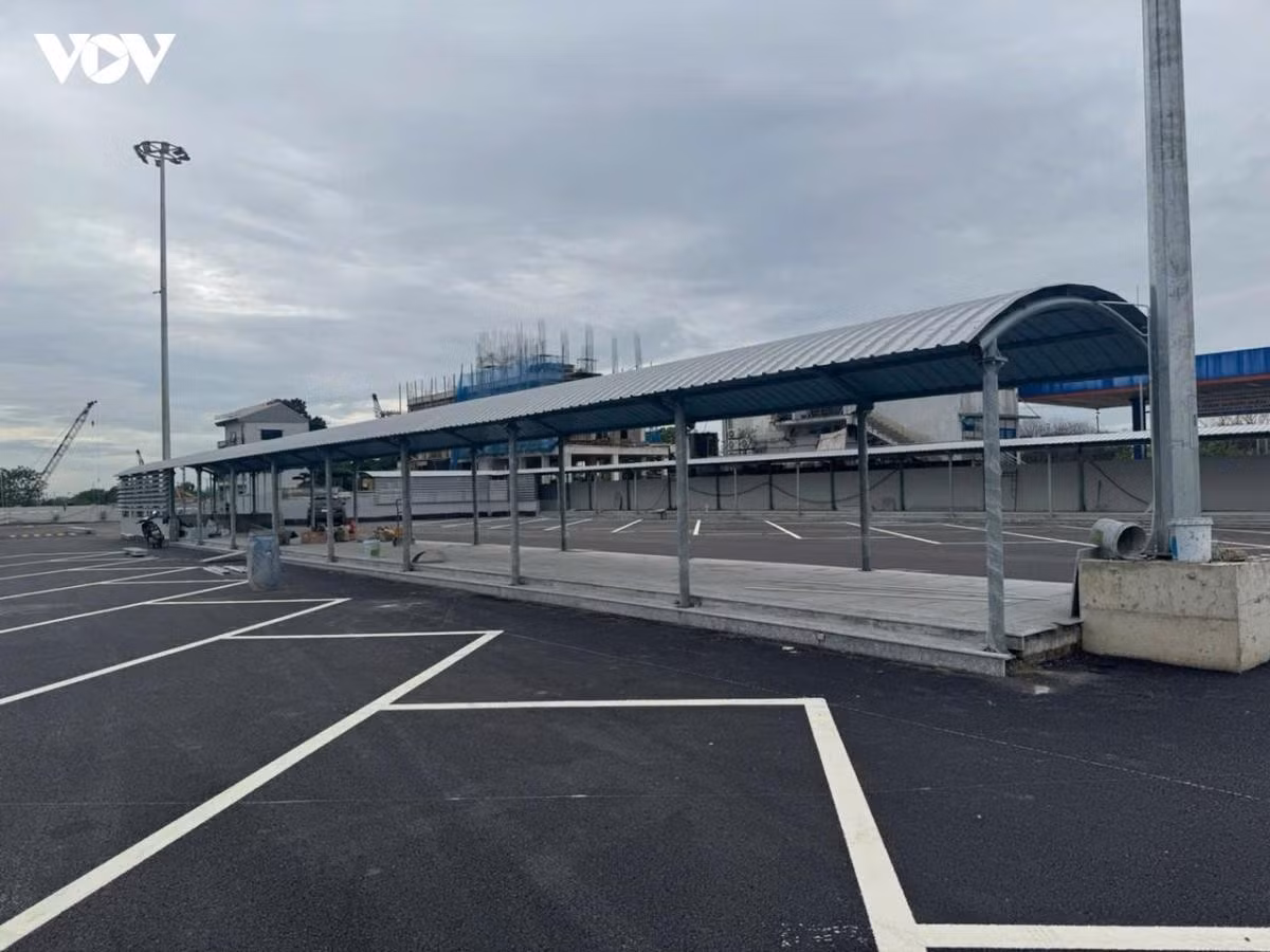 Un réseau de passages couverts et de tunnels souterrains mène au bâtiment central de la gare. Les passagers pourront ainsi circuler sans avoir à traverser de manière désordonnée l’esplanade, contrairement à ce qui se pratique dans les gares routières existantes de Hanoï. Photo : VOV