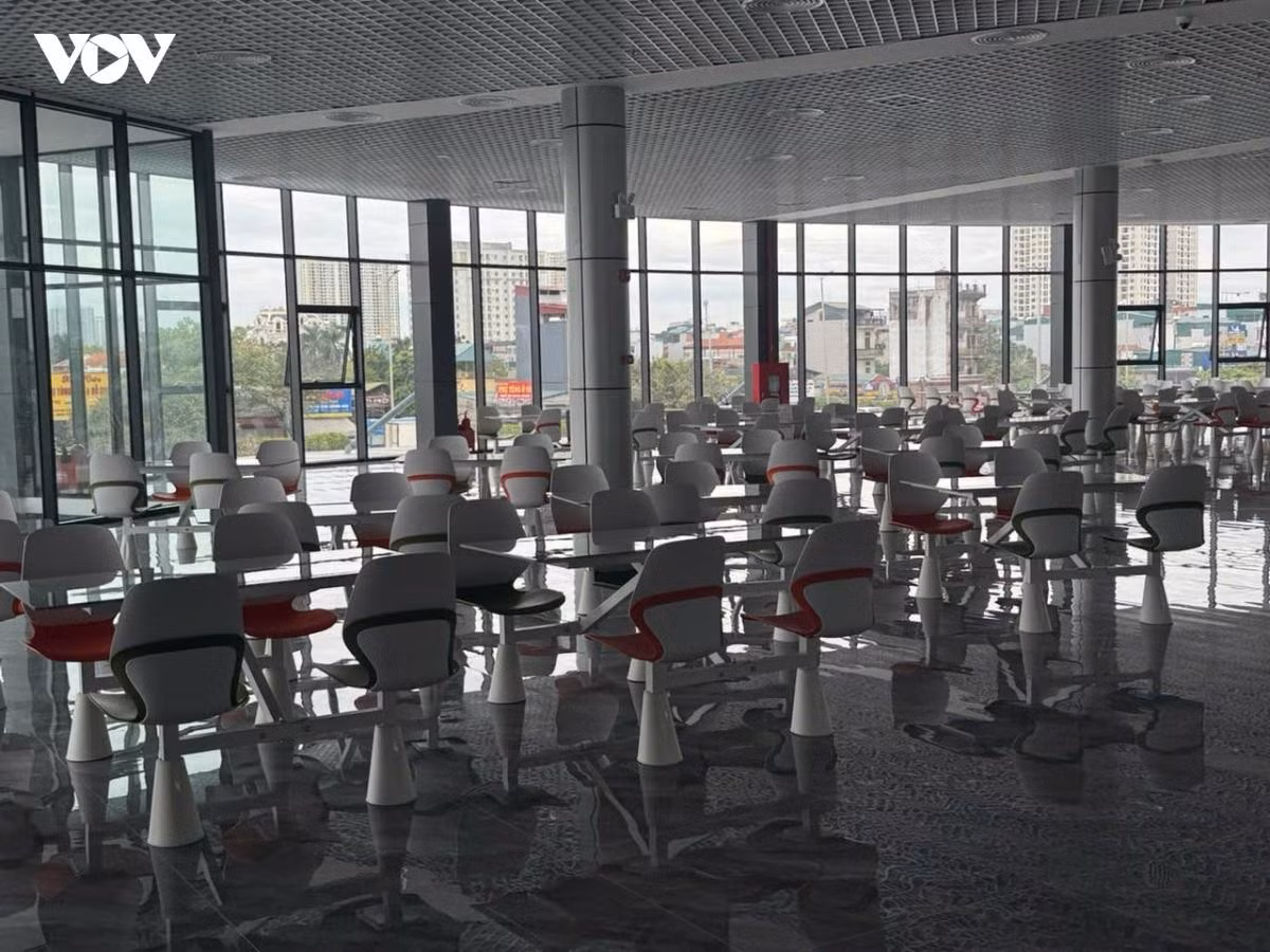 Selon maître d'ouvrage, l’espace de restauration comptera initialement 12 stands, avec une capacité d’extension à environ 45 stands. L’aménagement est prévu pour accueillir entre 1 500 et 2 000 personnes assises simultanément, afin de répondre aux besoins des passagers pendant leur attente. Photo : VOV