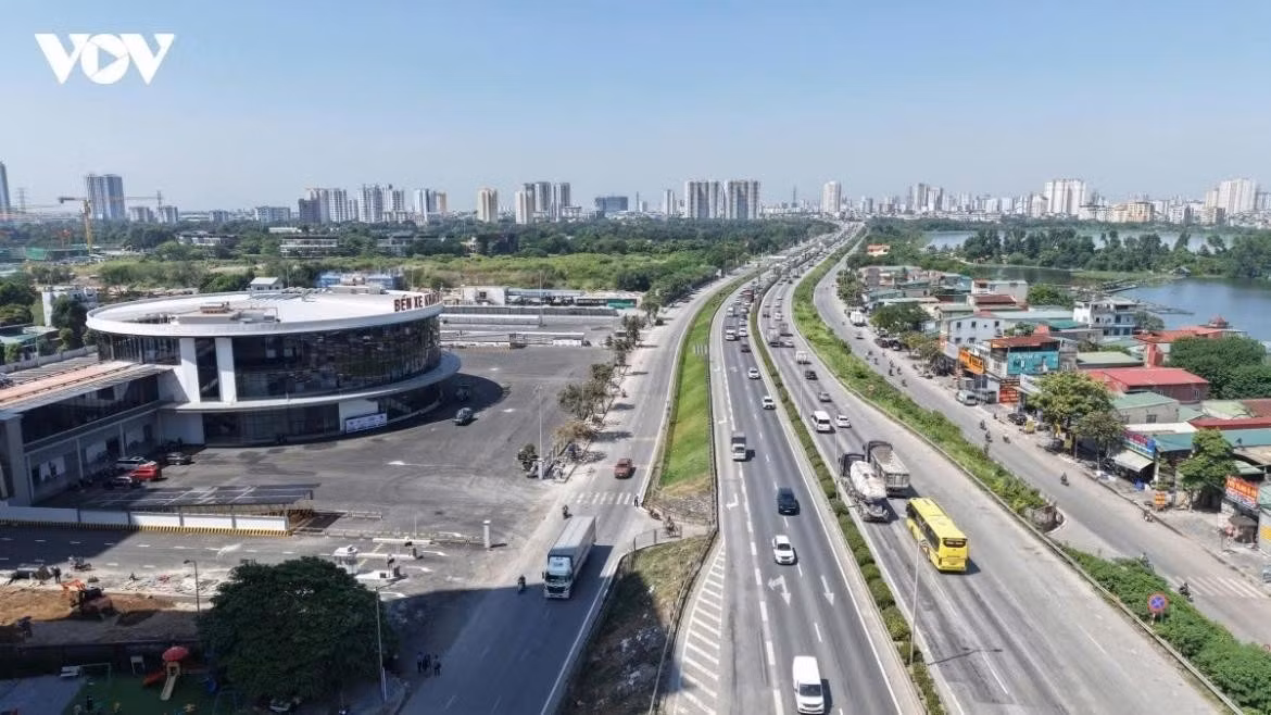 Construite sur une superficie d’environ 27 500 m², la gare routière de Yen So bénéficie d’une conception moderne intégrant des espaces d’embarquement et de débarquement, des services aux voyageurs ainsi que des infrastructures nécessaires à son fonctionnement. Elle se trouve à environ 2 km de la gare routière de Nuoc Ngam et à 5 km de celle de Giap Bat (au Sud de Hanoï). Photo : VOV