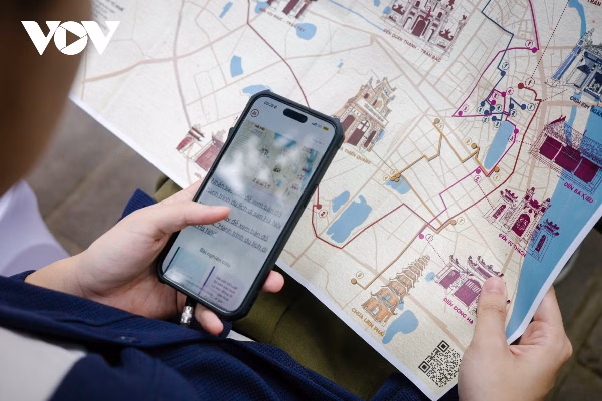 Le système de carte interactive aide les touristes à localiser et à relier facilement les sites patrimoniaux du centre-ville de Hanoï. Photo : VOV