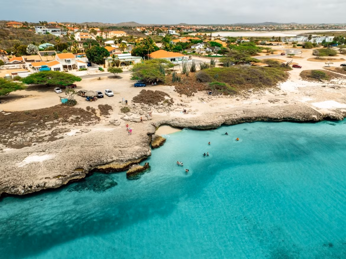 L’île d’Aruba (Aruba) : Ce territoire renferme quatorze écosystèmes distincts, allant des forêts sèches et des mangroves aux récifs coralliens. Il offre un habitat à plus de 2 400 espèces végétales et animales, dont trente-quatre sont endémiques. Photo : UNESCO