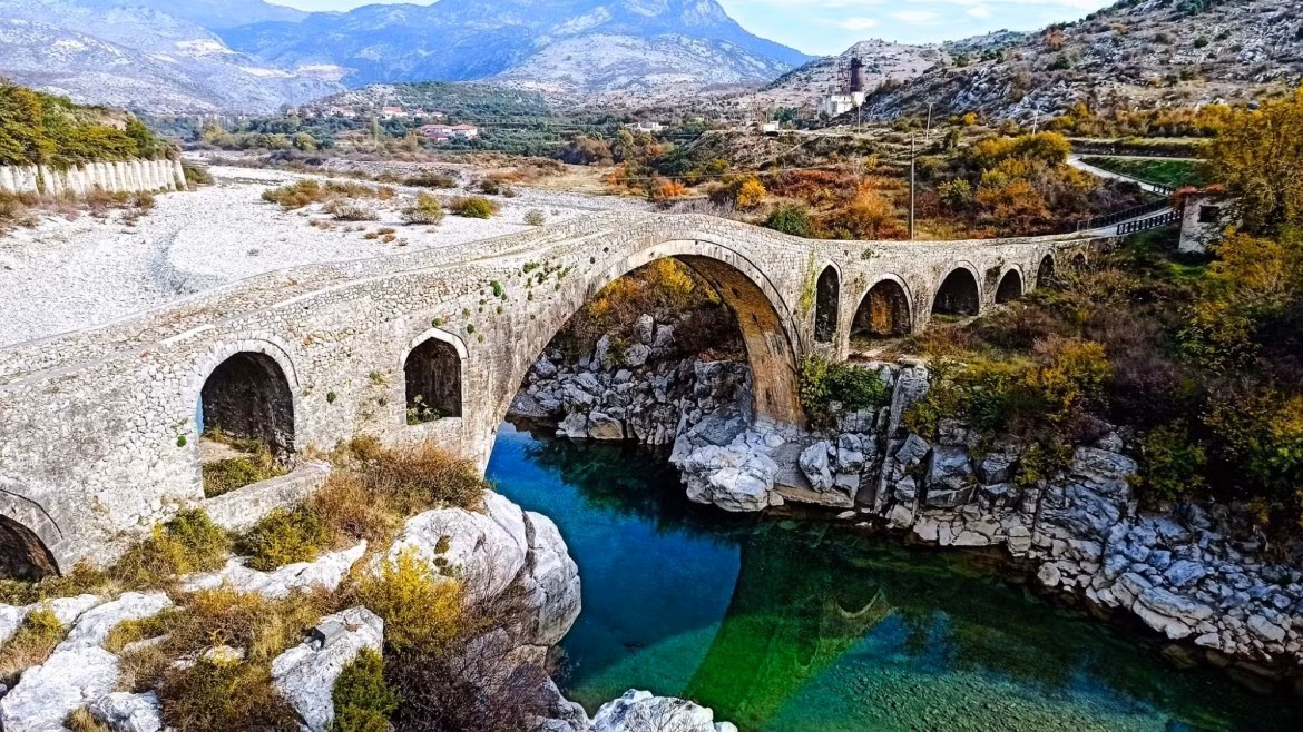 Le lac de Shkodër (Albanie) : Située à cheval sur la frontière entre l’Albanie et le Monténégro, cette réserve de biosphère englobe le lac de Shkodër, le plus grand lac d’eau douce des Balkans, ainsi qu’une vaste zone humide d’importance internationale. Photo : UNESCO