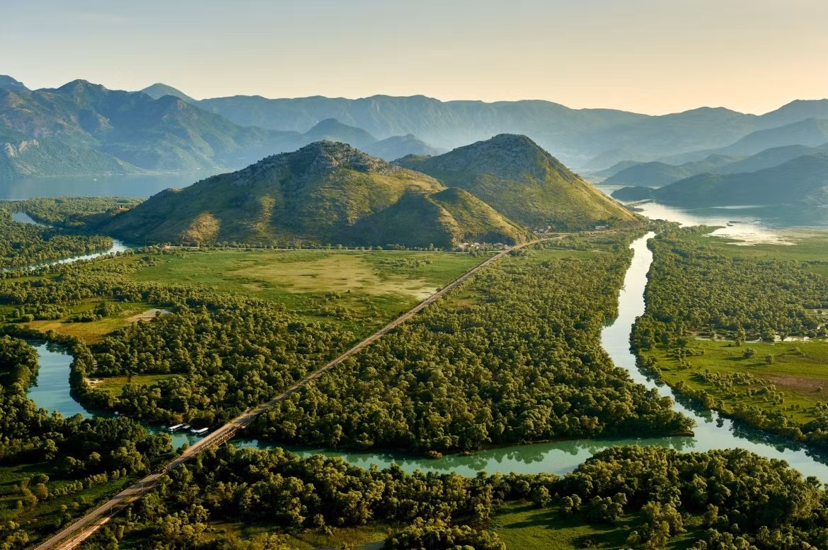 Bassin du lac Skadar (Monténégro) : Ses eaux préservées accueillent 281 espèces d’oiseaux, soit environ 55 % de l’avifaune européenne, ainsi que plus de 1 396 taxons répartis dans les zones humides et les gorges environnantes. Photo : UNESCO