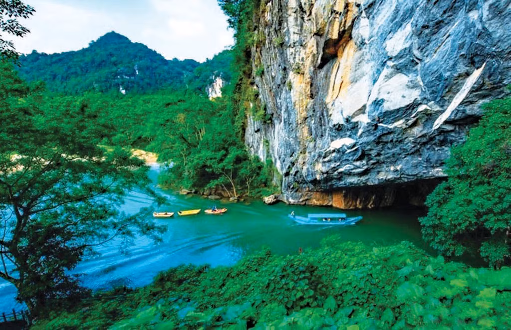 Entrée de la grotte de Phong Nha. Photo : VNA.
