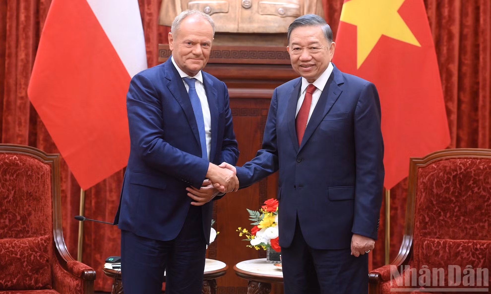 Le PM polonais Donald Tusk a affirmé que son gouvernement collaborerait étroitement avec le Vietnam pour concrétiser rapidement les accords bilatéraux déjà conclus, en particulier dans les secteurs à fort potentiel tels que l’économie et le commerce, les sciences et technologies, la défense et la sécurité, l’industrie, la pharmacie, la santé, le tourisme ainsi que l’intelligence artificielle. Photo : NDEL
