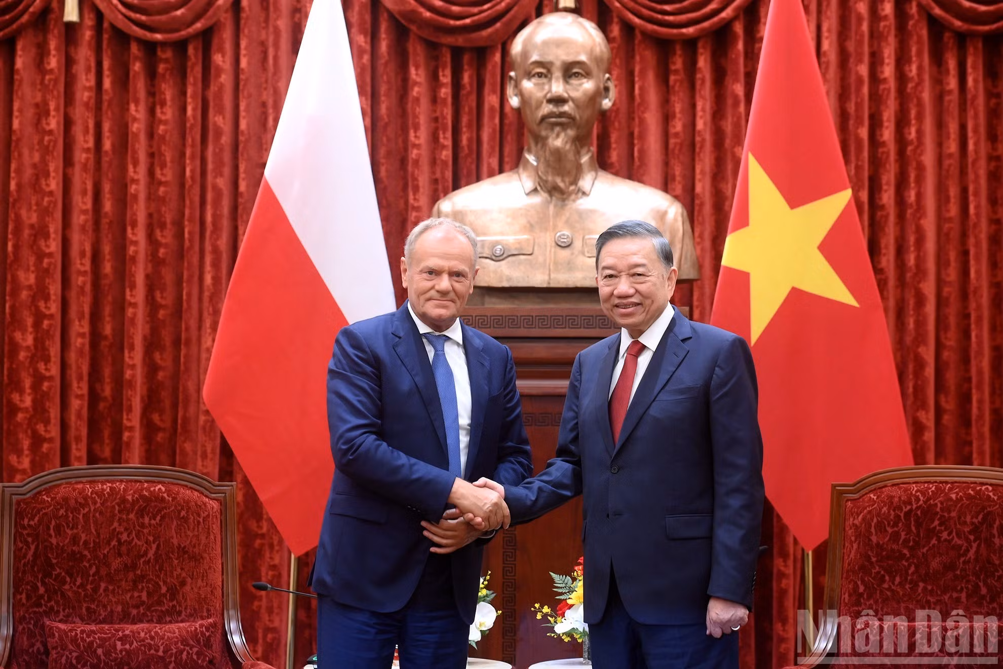 Lors de la rencontre, le SG du PCV et président de la République, To Lam, a chaleureusement salué la visite du chef du gouvernement polonais, la qualifiant de jalon important qui ouvre une nouvelle ère de développement pour les relations bilatérales, désormais orientées vers une stabilité accrue, plus de profondeur et de pragmatisme. Photo : NDEL