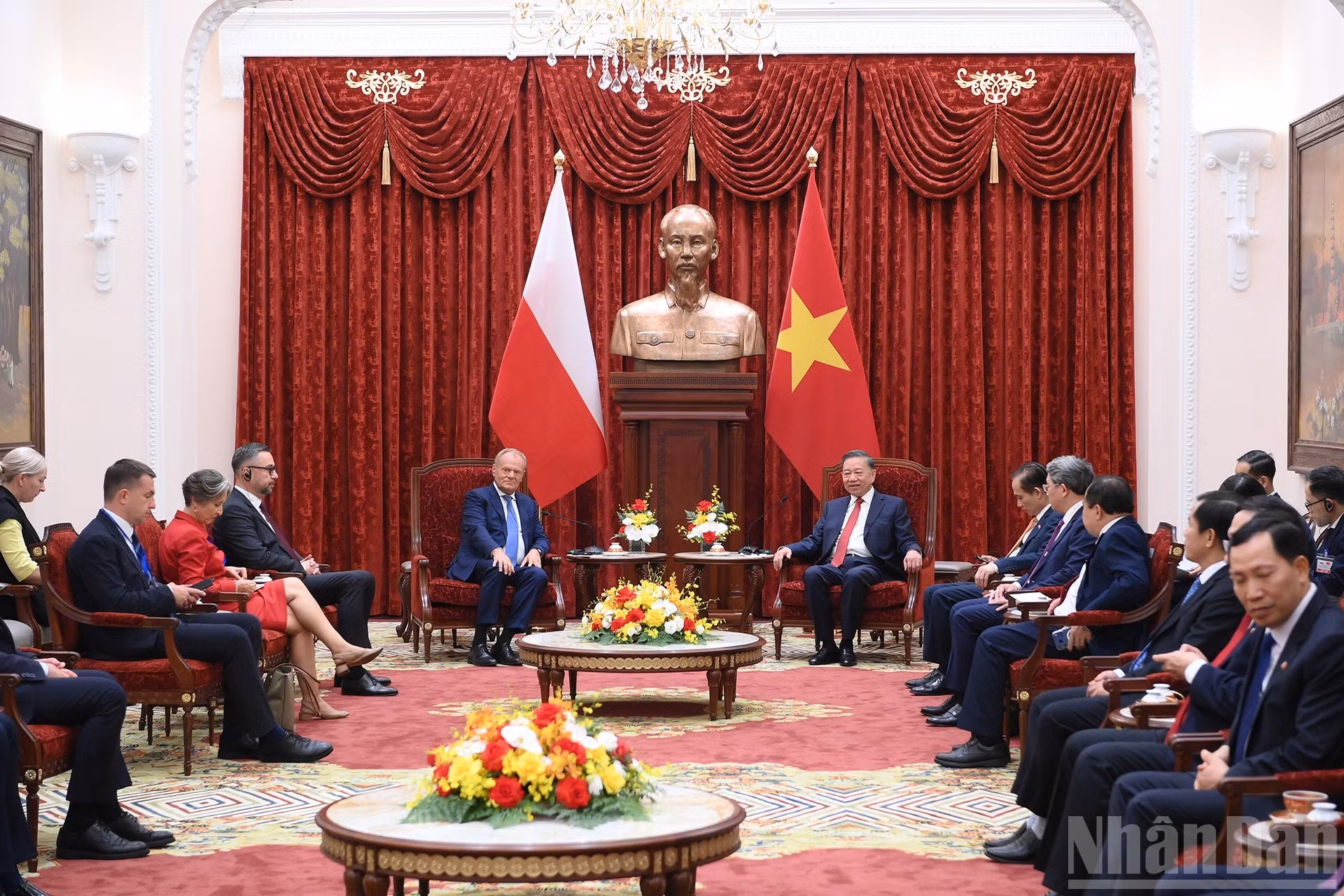 Vue générale de la rencontre entre le SG du PCV et président de la République, To Lam, et le PM polonais Donald Tusk. Photo : NDEL