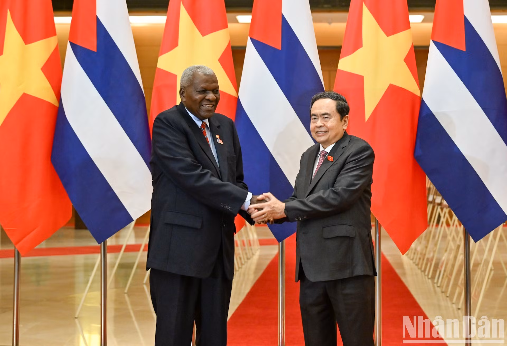 Le président de l’AN du Vietnam, Tran Thanh Man (à droite), et le président de l’AN du pouvoir populaire et du Conseil d’État de Cuba, Esteban Lazo Hernández, le 30 septembre à Hanoi. Photo : Duy Linh/NDEL