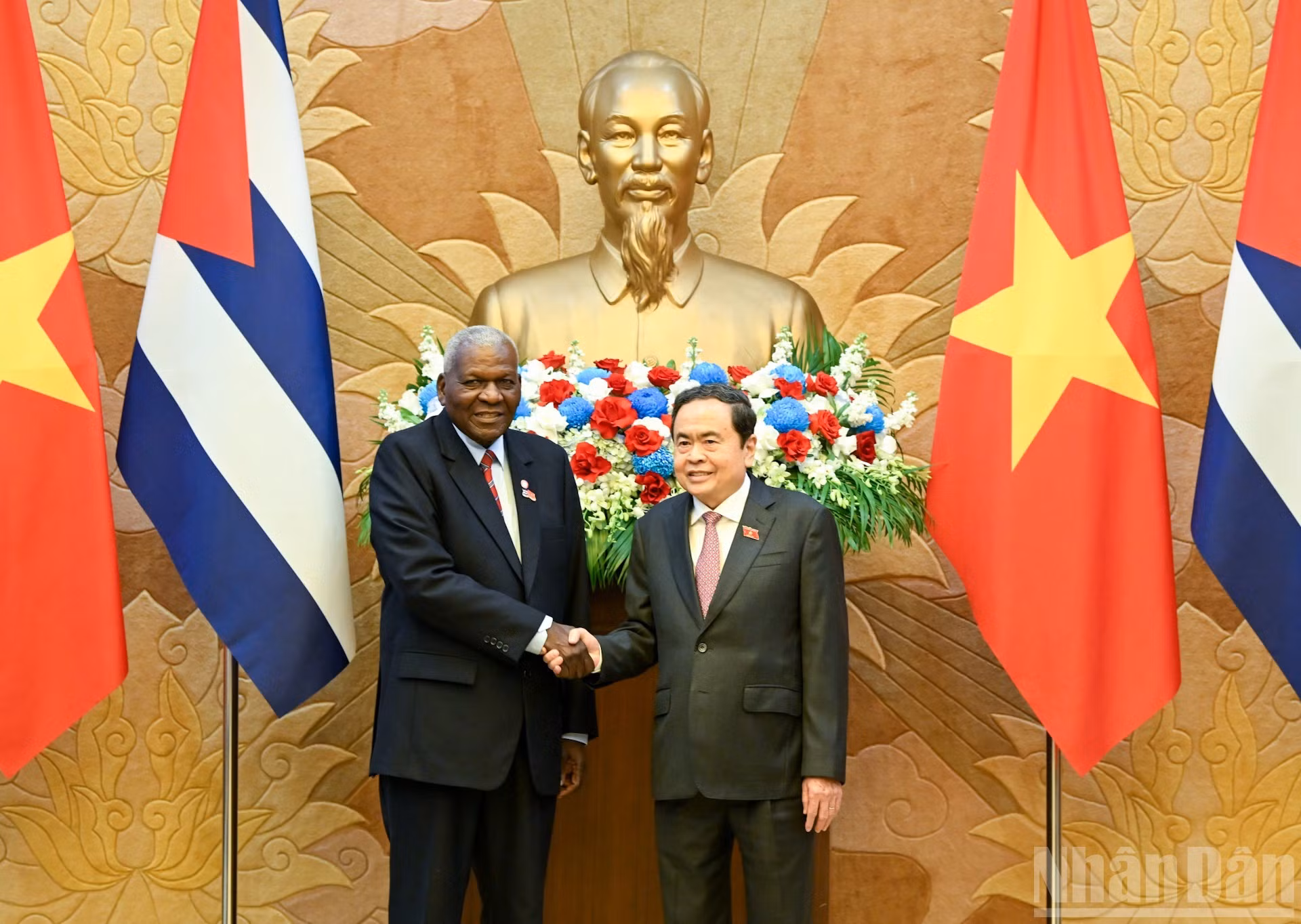 Le président de l’AN du Vietnam, Trân Thanh Mân (à droite), et le président de l’AN du pouvoir populaire et du Conseil d’État de Cuba, Esteban Lazo Hernández, avant leur entretien. Photo : Duy Linh/NDEL