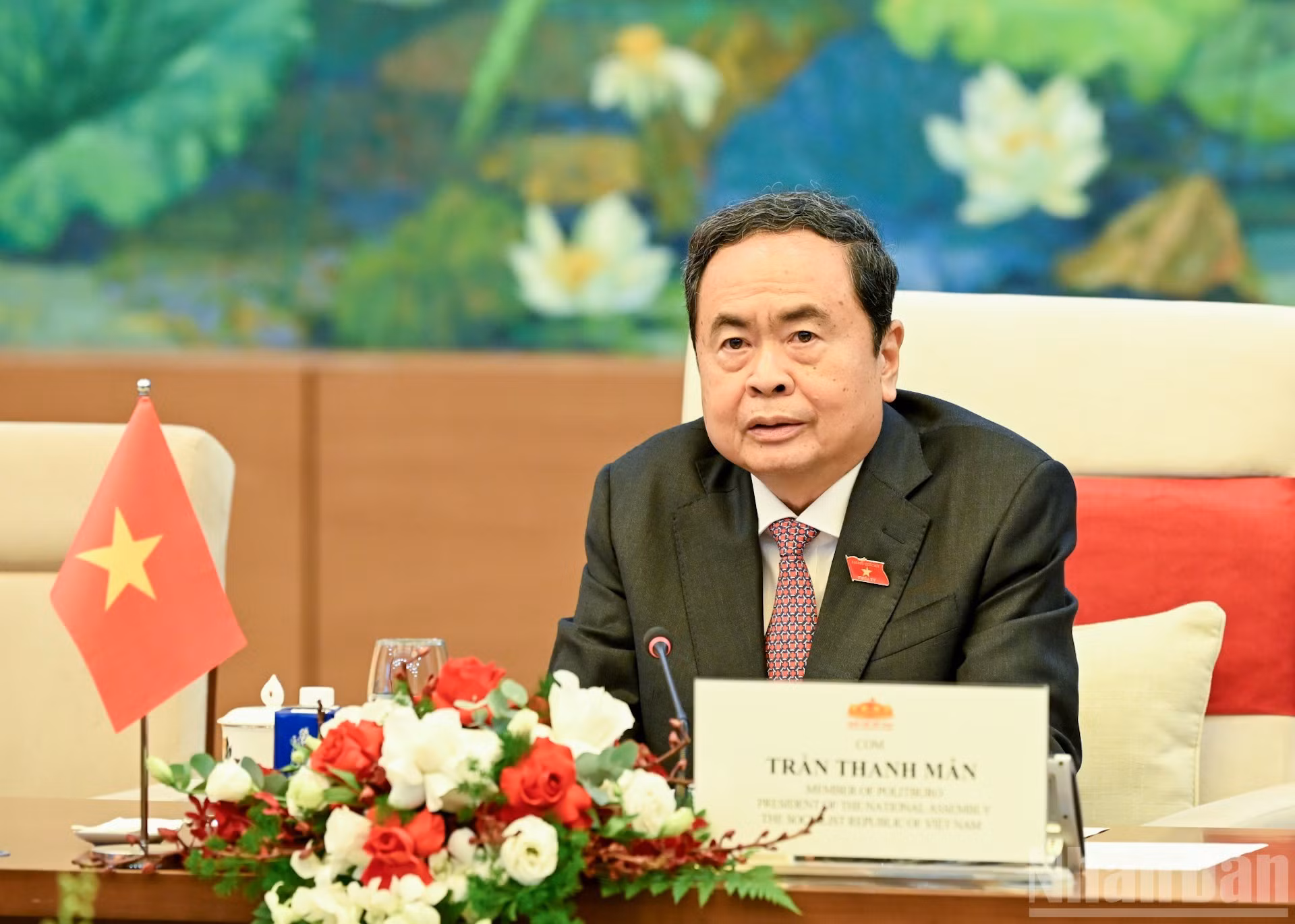 Lors de l'entretien, le président de l'AN vietnamienne, Tran Thanh Man, réaffirmé la volonté du Vietnam de consolider et d'approfondir davantage ses relations d’amitié traditionnelle et de coopération intégrale avec Cuba. Photo : Duy Linh/NDEL