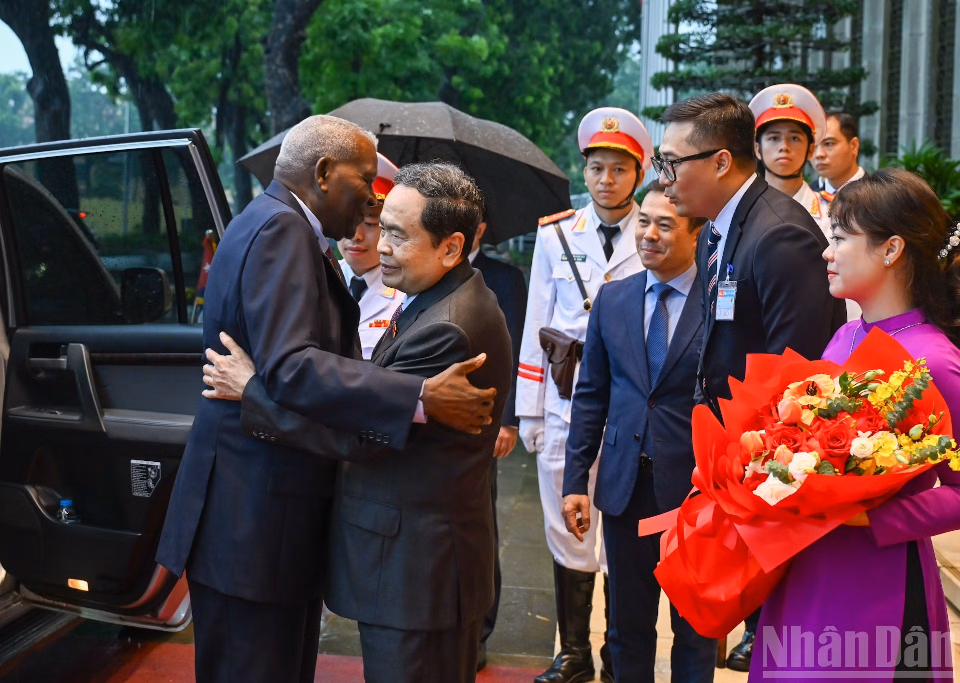 Le président de l’AN du Vietnam, Tran Thanh Man, accueille le président de l’AN du pouvoir populaire et du Conseil d’État de Cuba, Esteban Lazo Hernández, le 30 septembre à Hanoi. Photo : Duy Linh/NDEL
