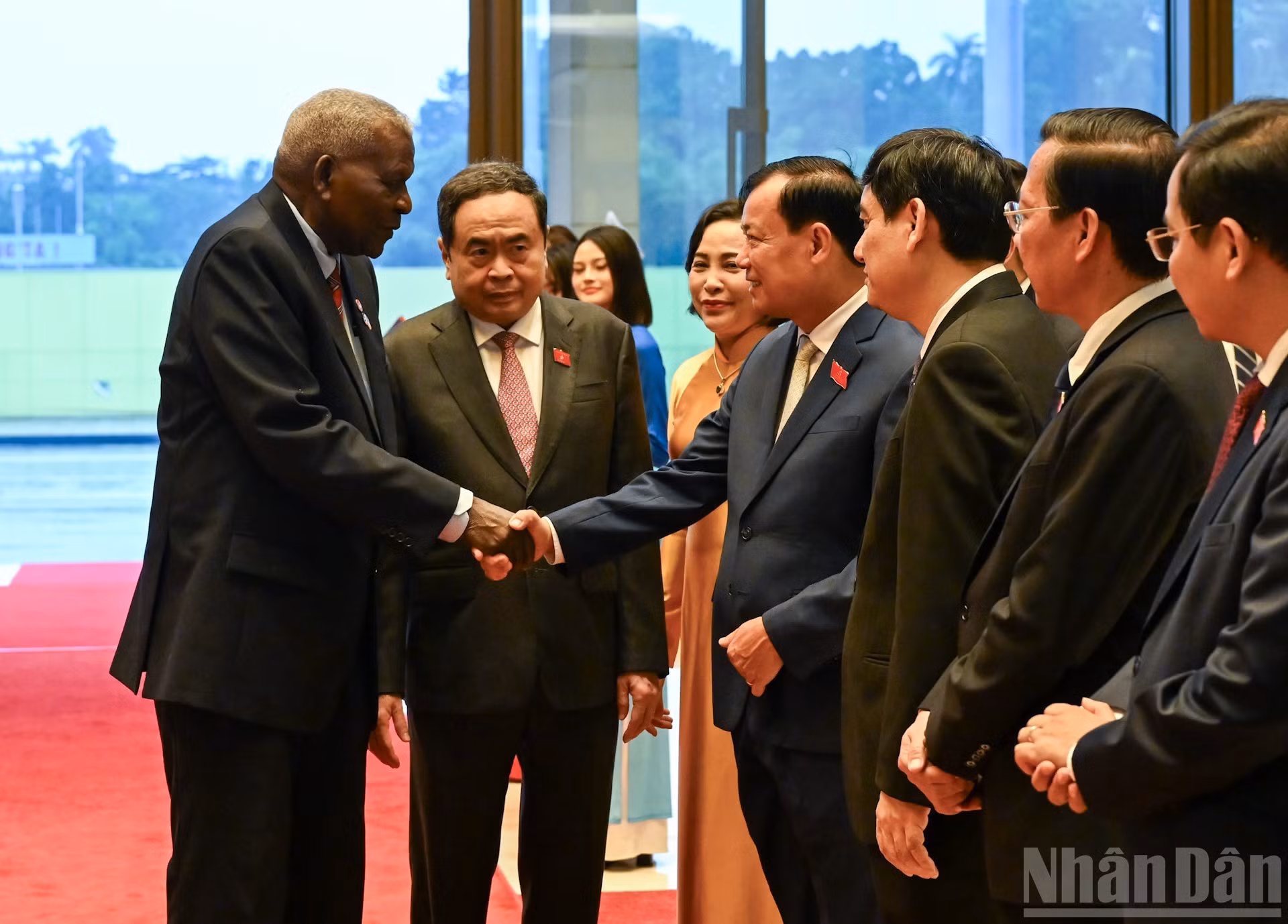 Le président de l'AN, Tran Thanh Man, présente les députés de l'AN vietnamienne au président de l'AN du pouvoir populaire et du Conseil d'État de Cuba, Esteban Lazo Hernandez. Photo : Duy Linh/NDEL