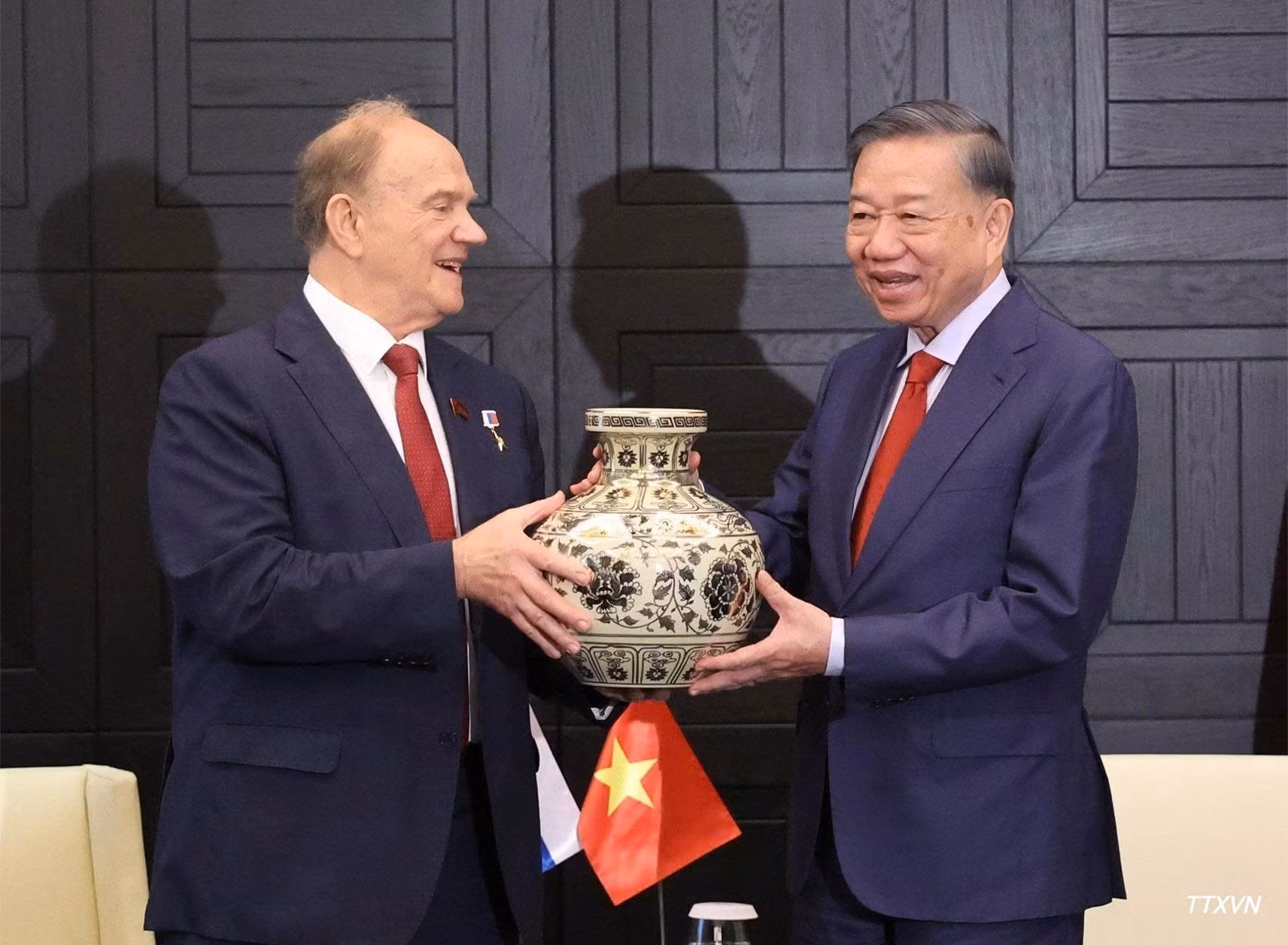 Le SG du PCV et président de la République, Tô Lâm (à droite), remet un cadeau à Guennadi Ziouganov, président du Parti communiste de Russie. Photo : VNA