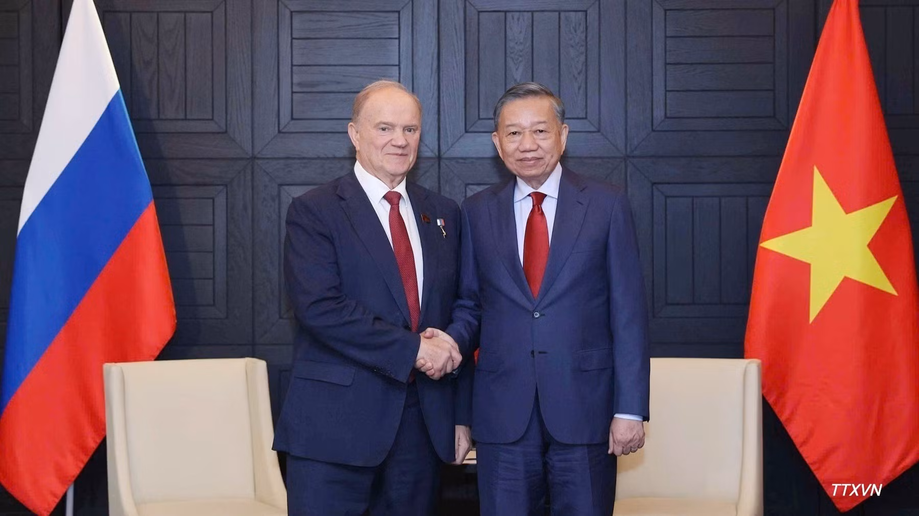 Le SG du PCV et président de la République, To Lam (à droite), et le président du Parti communiste de Russie, Guennadi Ziouganov. Photo : VNA.