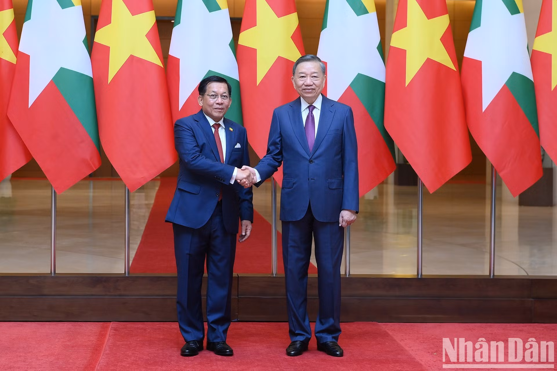 Le secrétaire général du Parti et président de la République Tô Lâm (à droite) et le président birman Min Aung Hlaing. Photo : NDEL