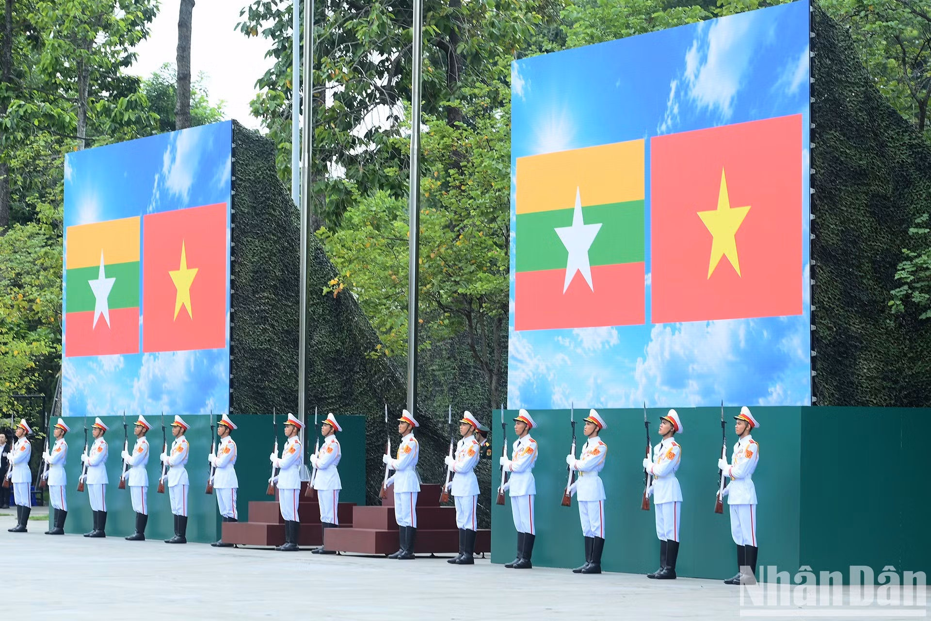 Cérémonie de levée des drapeaux nationaux du Vietnam et du Myanmar. Photo : NDEL