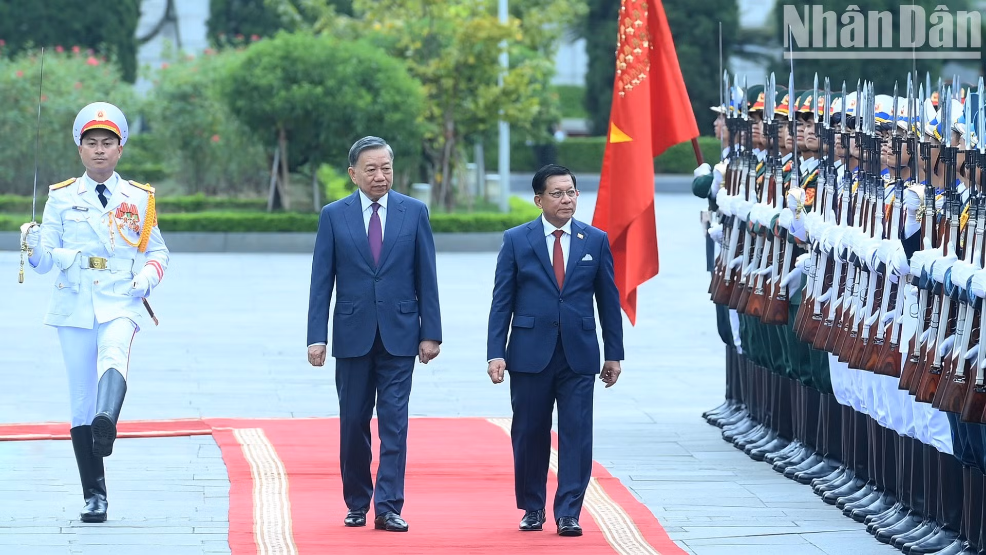 Le secrétaire général du Parti et président de la République, Tô Lâm (gauche), et le président du Myanmar, Min Aung Hlaing, passent en revue la Garde d'honneur de l'Armée populaire du Vietnam, le 5 septembre à Hanoï. Photo : NDEL