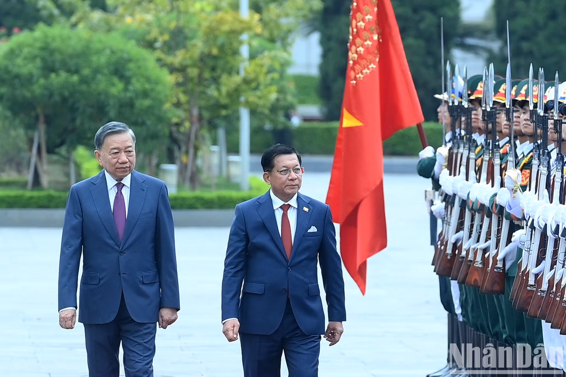 Le secrétaire général du Parti et président de la République, Tô Lâm (gauche), et le président du Myanmar, Min Aung Hlaing, passent en revue la Garde d'honneur de l'Armée populaire du Vietnam, le 5 septembre à Hanoï. Photo : NDEL
