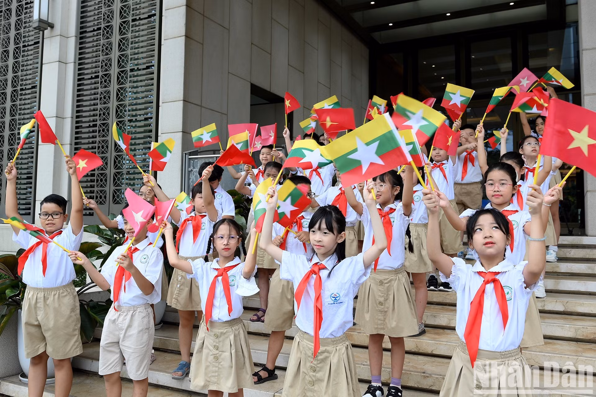 À Hanoï, des enfants accueillent le président birman Min Aung Hlaing et son épouse Kyu Kyu Hla lors de leur visite officielle au Vietnam . Photo : NDEL