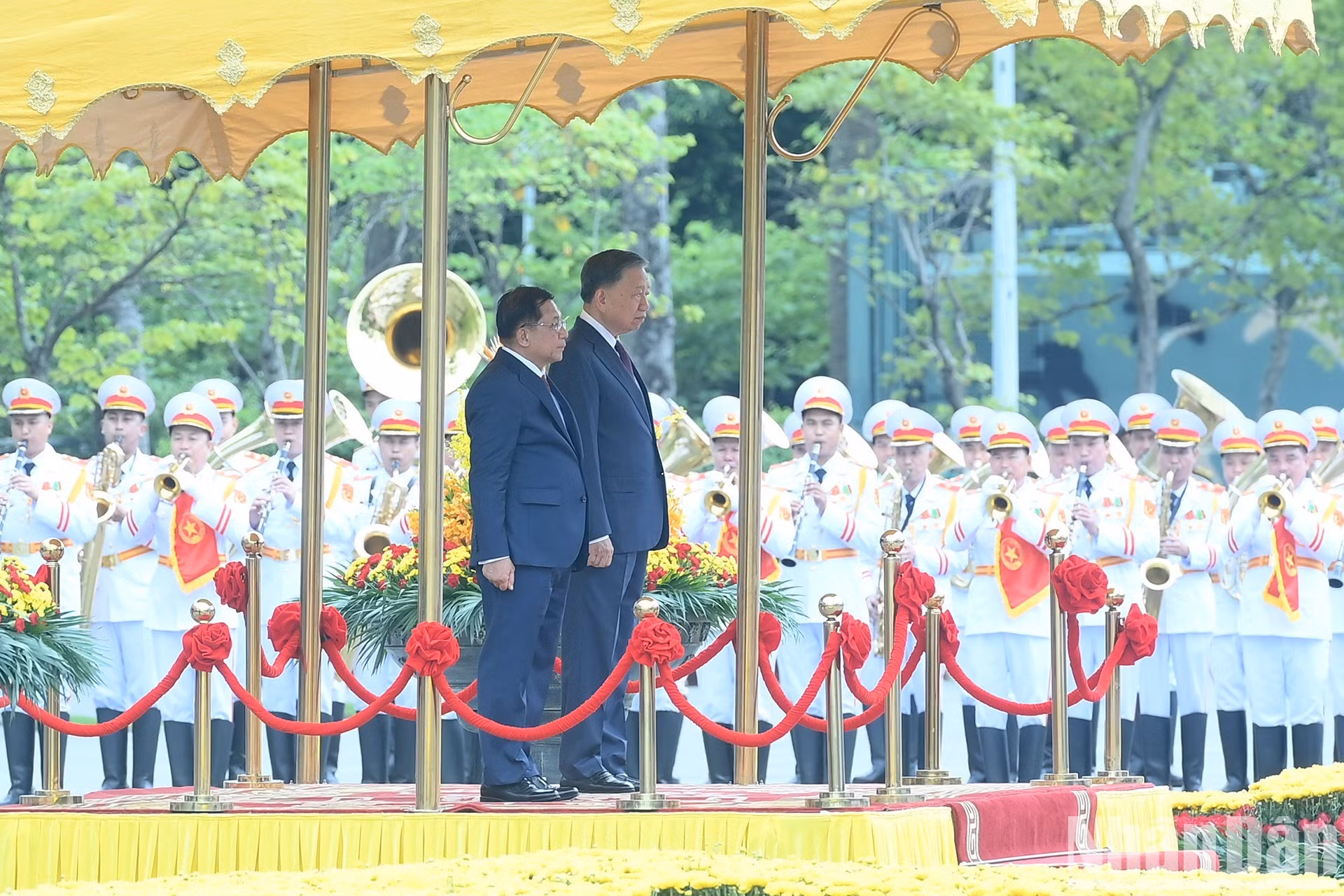Le secrétaire général du Parti et président de la République, Tô Lâm (droite), préside la cérémonie d’accueil officielle du président du Myanmar, Min Aung Hlaing. Photo : NDEL