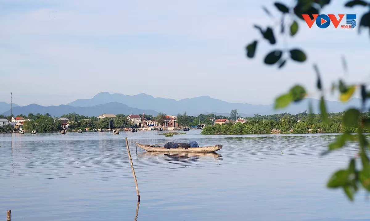 Les visiteurs sont émerveillés par la beauté des paysages et le rythme de vie paisible des habitants de ce village de pêcheurs. Photo: VOV