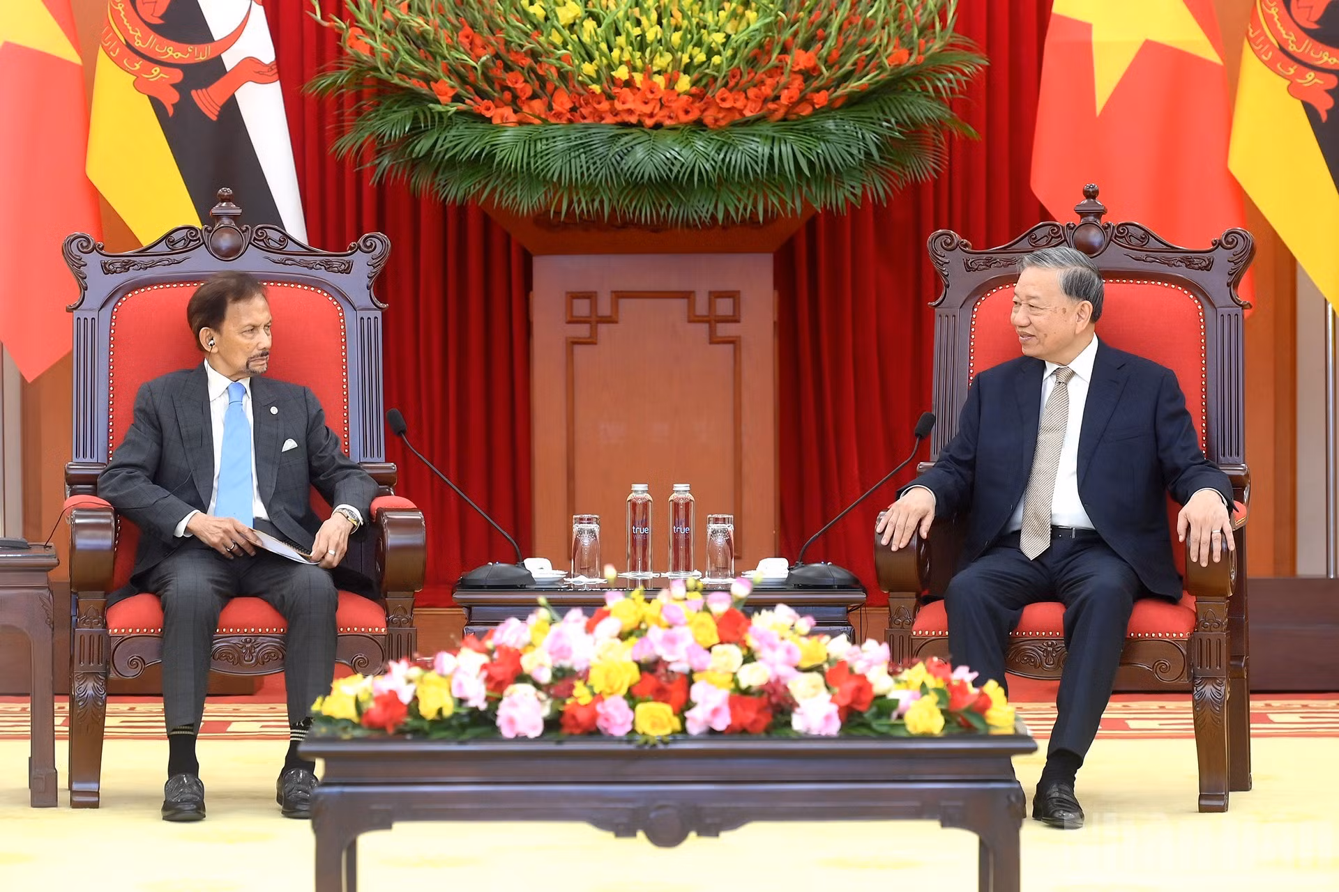 Le secrétaire général du PCV, Tô Lâm, a salué les réalisations importantes de Brunei en matière de construction et de développement national, notamment sa forte croissance économique et son système de protection sociale performant, avec un indice de développement humain classé parmi les plus élevés au monde. Il a souhaité à Brunei plein succès dans la mise en œuvre de sa Vision nationale 2035. Photo : Dang Khoa/NDEL