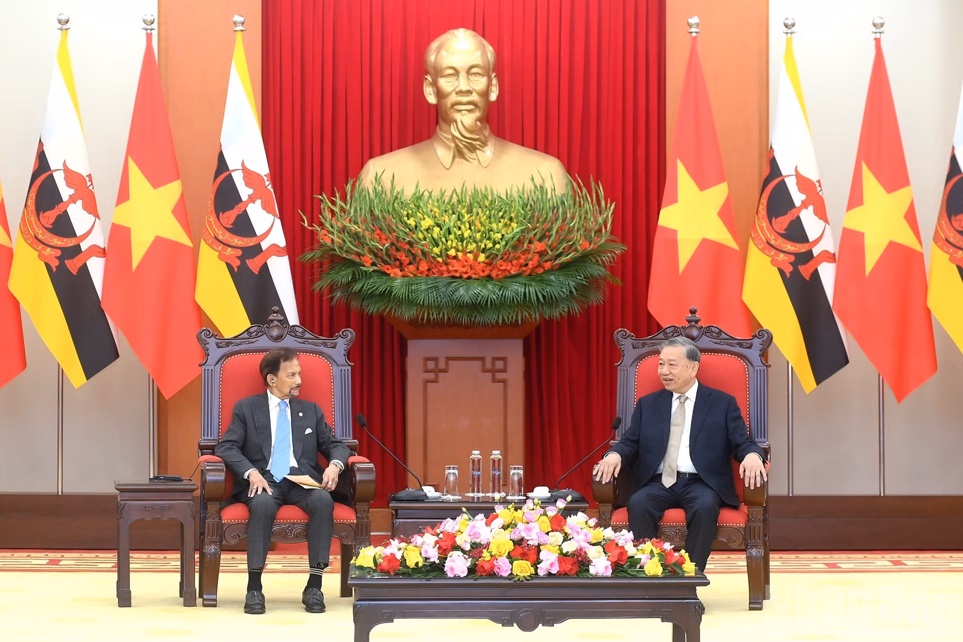 Le secrétaire général du PCV, Tô Lâm, a chaleureusement accueilli le sultan de Brunei pour sa septième visite au Vietnam, se disant convaincu que ce voyage permettrait de faire progresser le partenariat intégral Vietnam - Brunei de manière plus concrète et efficace. Photo : Dang Khoa/NDEL