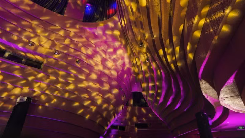 L’espace intérieur du musée est organisé selon une structure en strates, guidant le visiteur à travers tout le parcours de développement de l’art de la céramique, de la tradition à la modernité, de la production artisanale à la création artistique. Cette organisation ne se limite pas à l’exposition, mais offre une expérience continue, rendant le patrimoine vivant et plus proche du public. Photo : NDEL