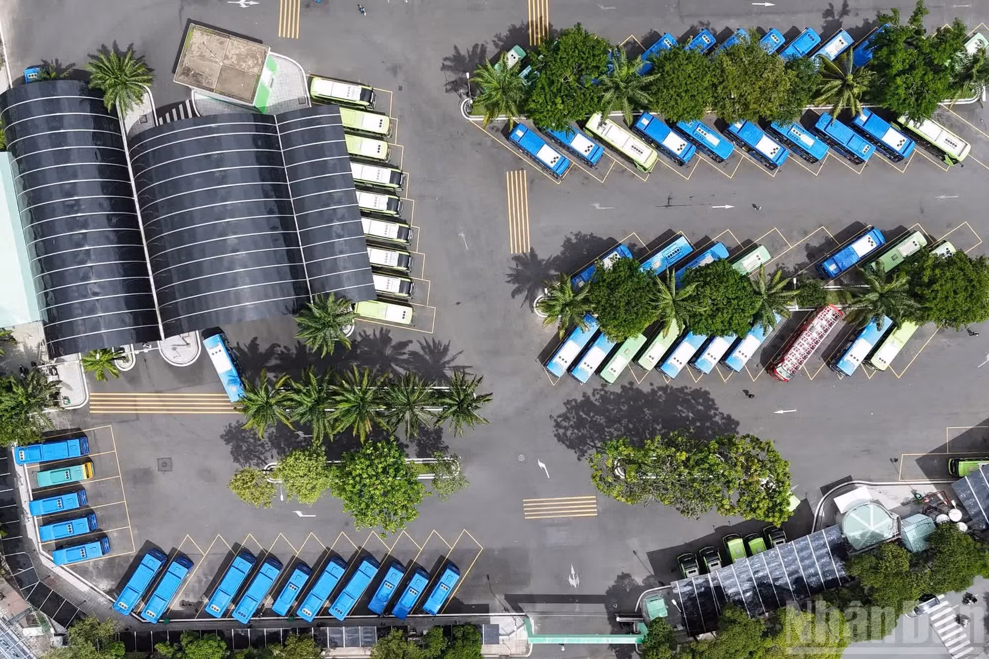 C'est la première fois que Hô Chi Minh-Ville met en œuvre une politique de gratuité des transports en commun à une telle échelle. Cette mesure devrait attirer davantage de voyageurs, encourager progressivement les habitants à délaisser les véhicules individuels et jeter les bases d'un réseau de transport public moderne. Photo : NDEL