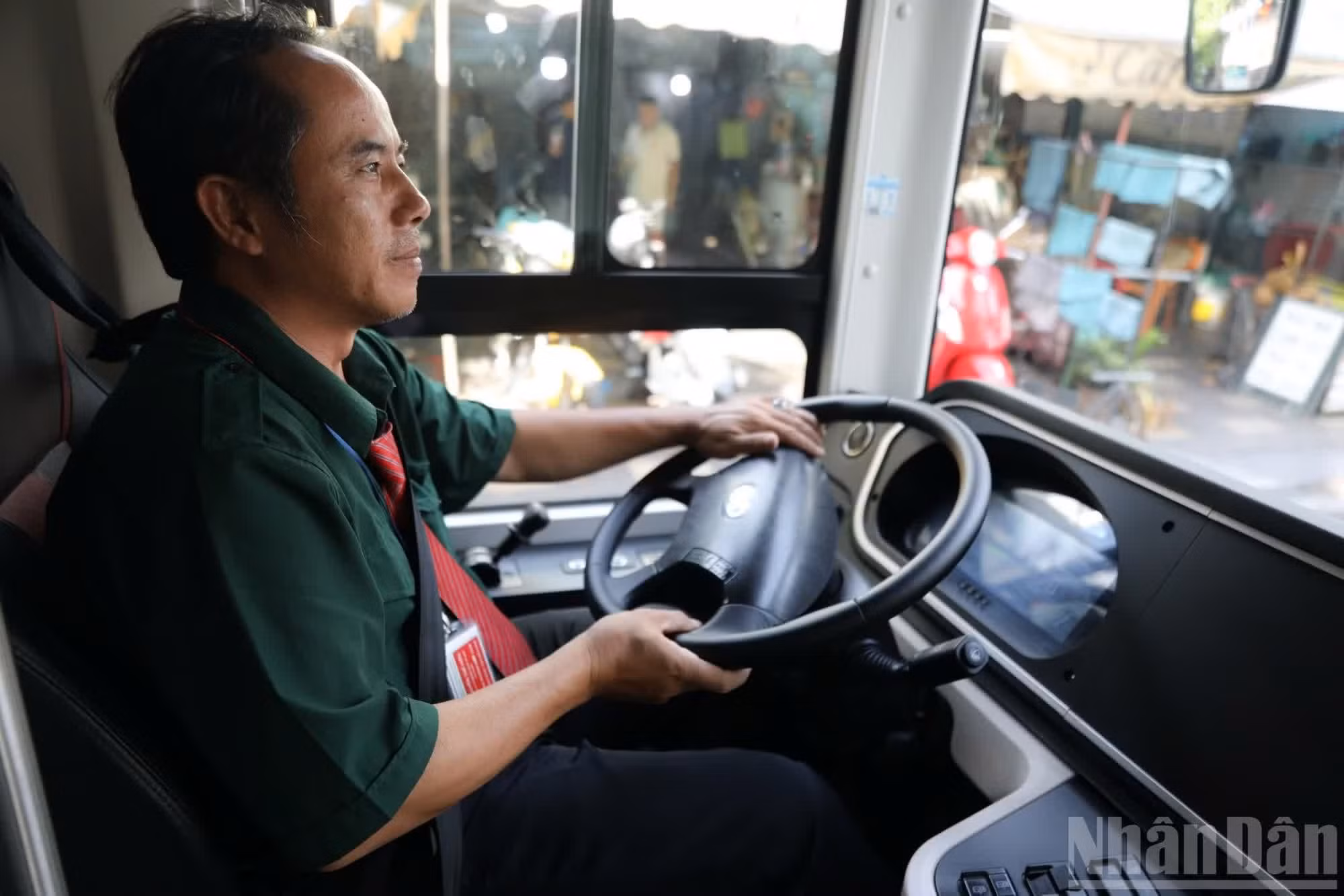 Selon le plan adopté, Hô Chi Minh-Ville doit consacrer environ 665 milliards de dôngs de son budget au cours du second semestre 2026 afin de financer la gratuité sur 134 lignes de bus urbaines. Photo : NDEL