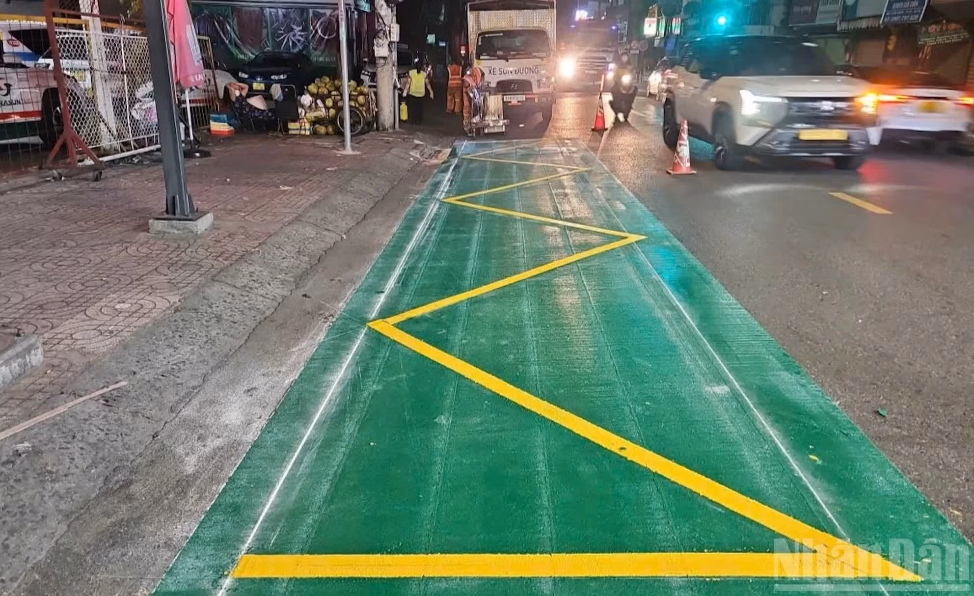 À de nombreux arrêts, la chaussée réservée aux bus prenant et déposant des passagers est repeinte en vert, ce qui permet aux véhicules d'identifier facilement les emplacements d'arrêt. Photo : NDEL