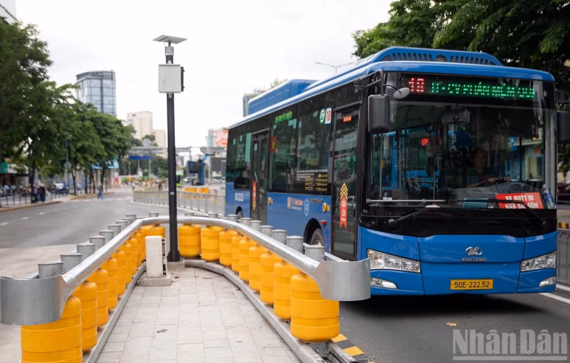 Au-delà du soutien aux frais de déplacement, cette politique s'inscrit également dans la stratégie de transition vers des autobus écologiques, d'accélération de la transformation numérique et de renforcement de l'interconnexion avec le futur réseau de métro. Photo : NDEL