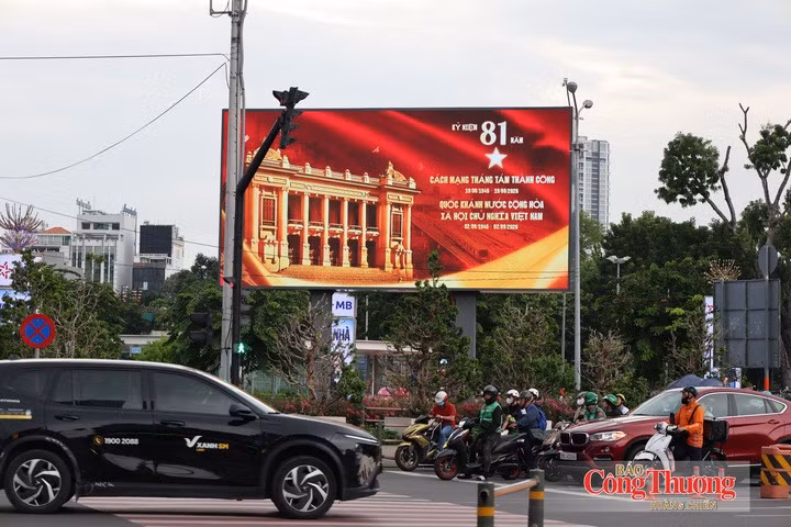 De nombreux écrans LED installés sur les bâtiments et dans les espaces publics contribuent également à faire rayonner l’atmosphère festive qui précède la Fête nationale. Photo : congthuong.vn