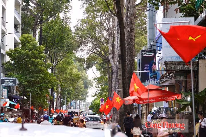 Les drapeaux nationaux ne sont pas seulement présents dans les quartiers centraux. Ils sont également hissés dans de nombreux quartiers résidentiels et le long de nombreuses rues, contribuant à créer une atmosphère solennelle à l’approche de la Fête nationale. Photo : congthuong.vn